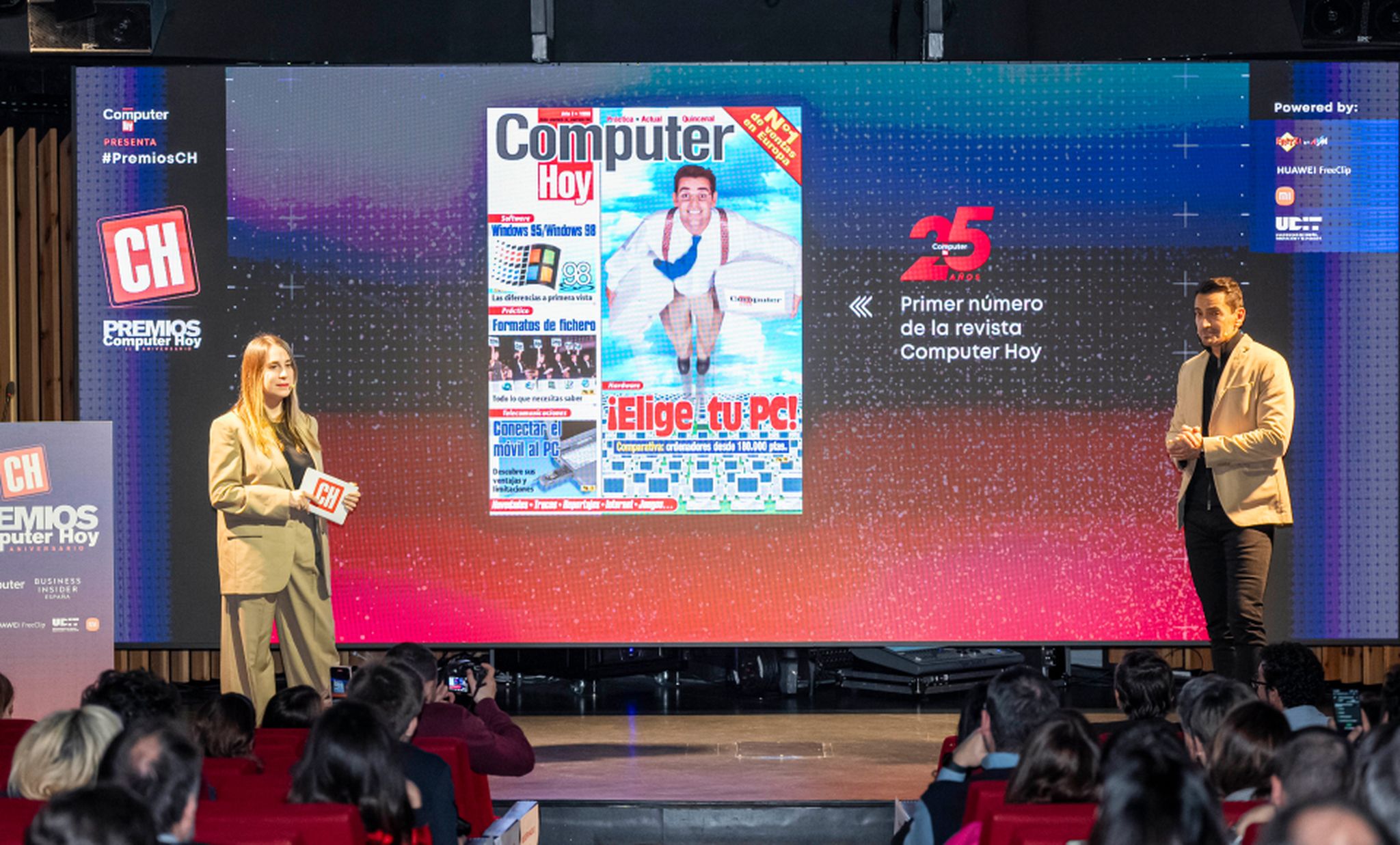 Ana Muñoz, redactora jefe de Tecnología en Axel Springer, y Manuel del Campo, CEO de Axel Springer, recordando cómo fue la primera portada de la revista Computer Hoy hace 25 años.