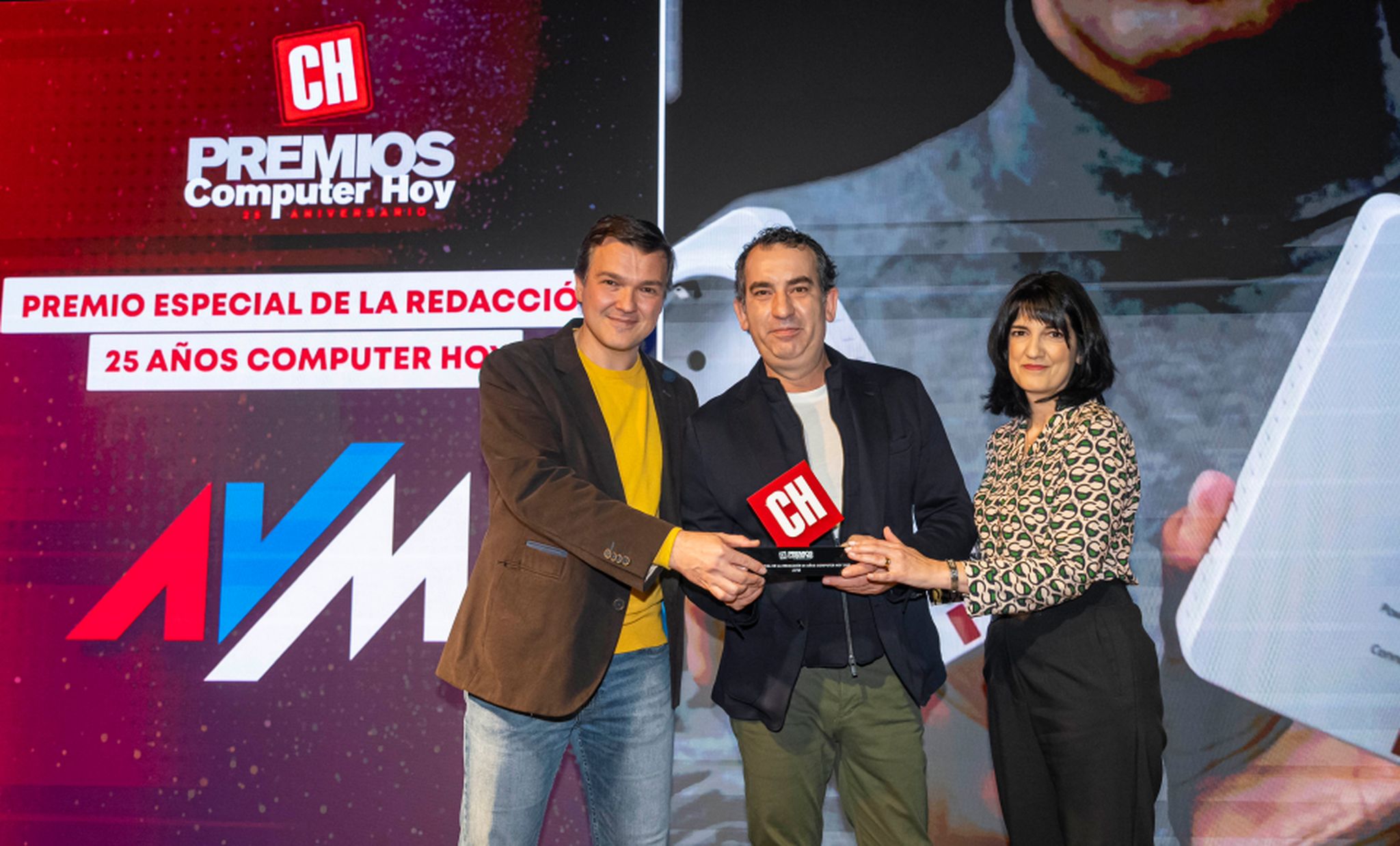 Carlos Gombau y Fuencisla Mira, de la redacción de la revista Computer Hoy, entregan a Ralf Muntean (en el centro), Country Manager Iberia de AVM, el premio especial 25 aniversario.