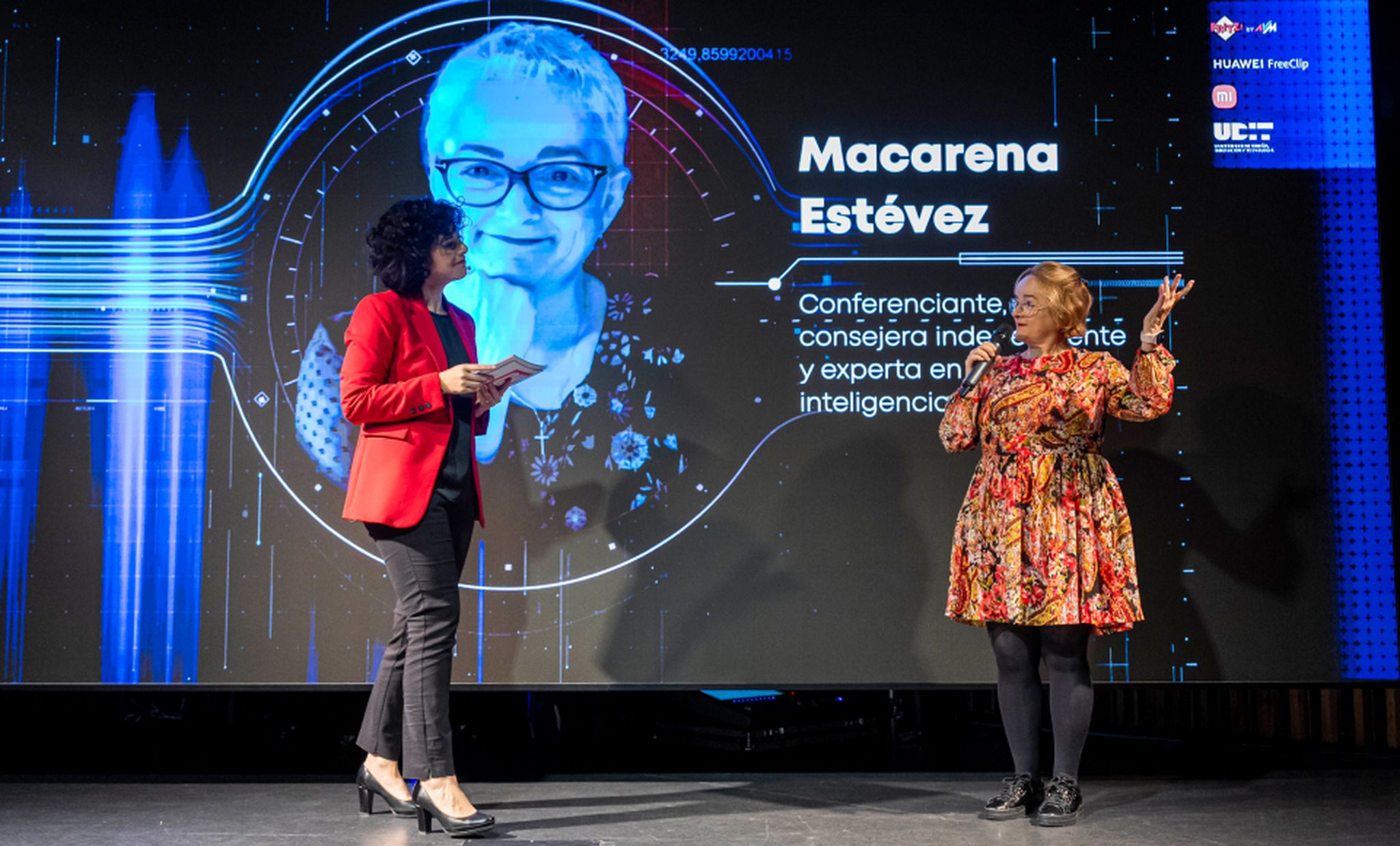 De izquierda a derecha: Yovanna Blanco, directora editorial de Axel Springer España, conversa durante el evento con Macarena Estevez, experta en Inteligencia Artificial.