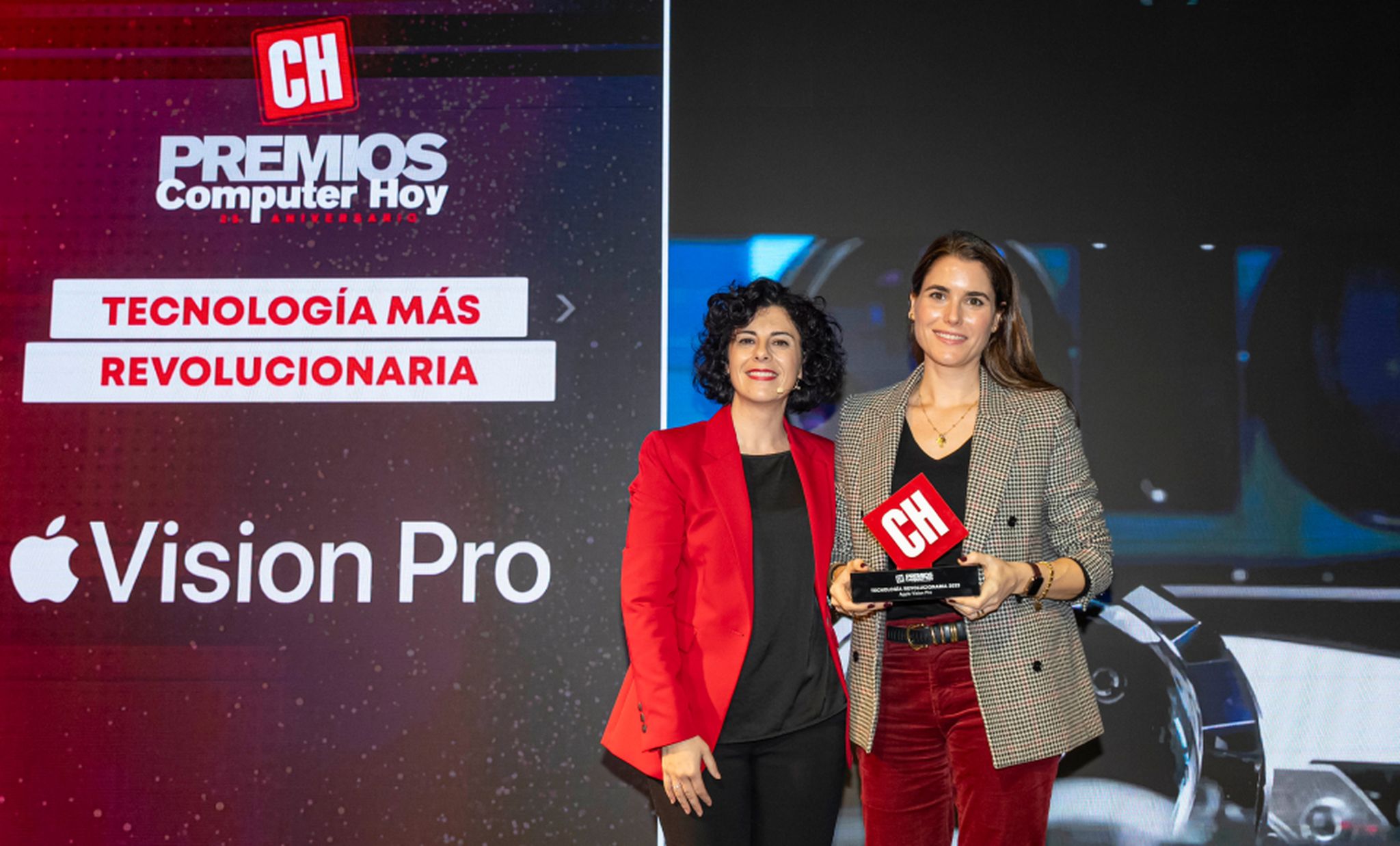 De izquierda a derecha: Yovanna Blanco, directora editorial de Axel Springer, y Silvia Martín-Prat, PR Manager en Apple.