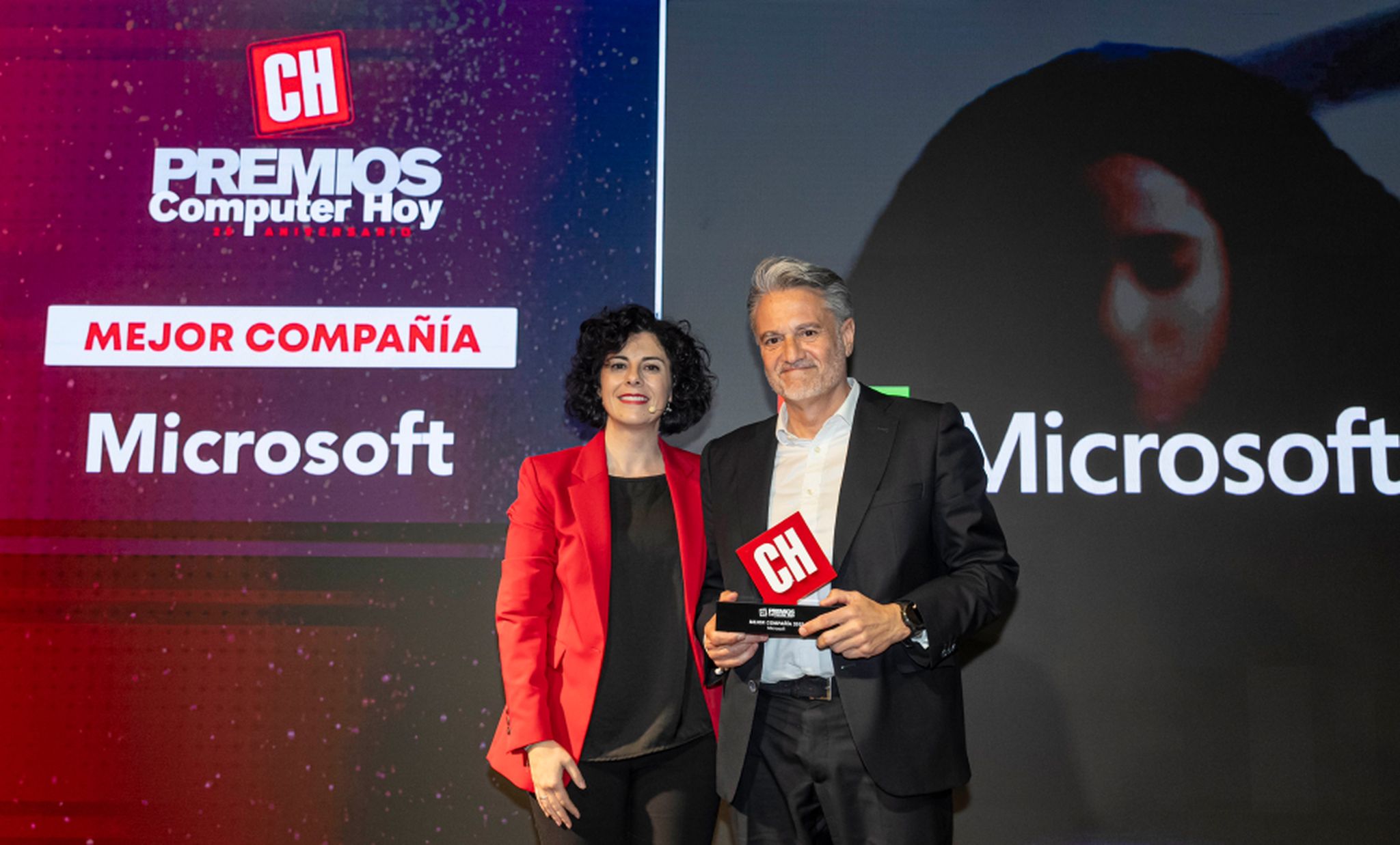 Yovanna Blanco, directora editorial de Axel Springer España, entrega a Alberto Granados, director general de Microsoft España, el premio especial a la mejor compañía del año.