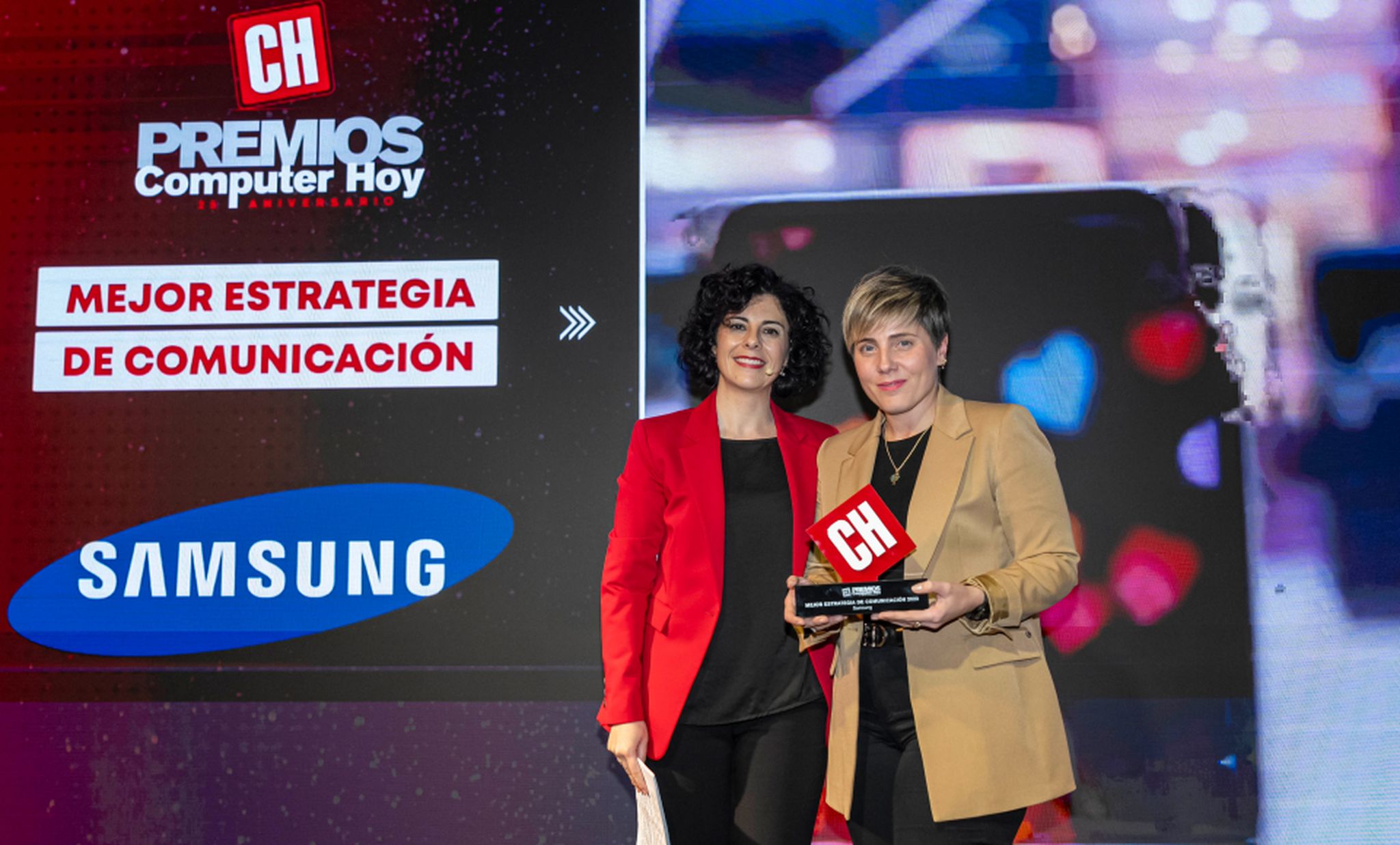 De izquierda a derecha: Yovanna Blanco, directora editorial de Axel Springer España, y Laura Bárcena, PR Manager de Samsung España.