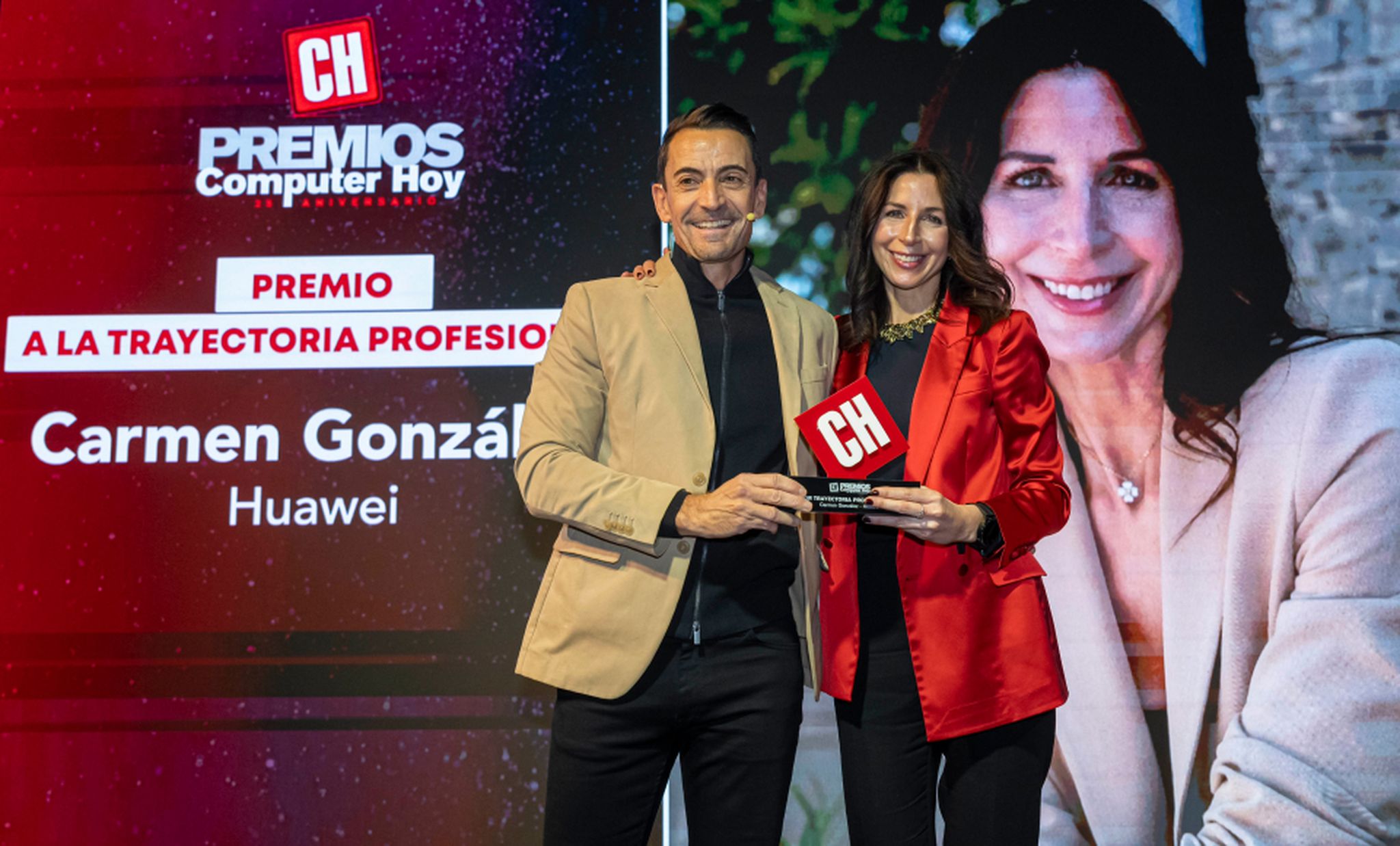 Manuel del Campo, CEO de Axel Springer España, entrega a Carmen González, vicepresidenta de Huawei España el premio especial a la Trayectoria profesional.