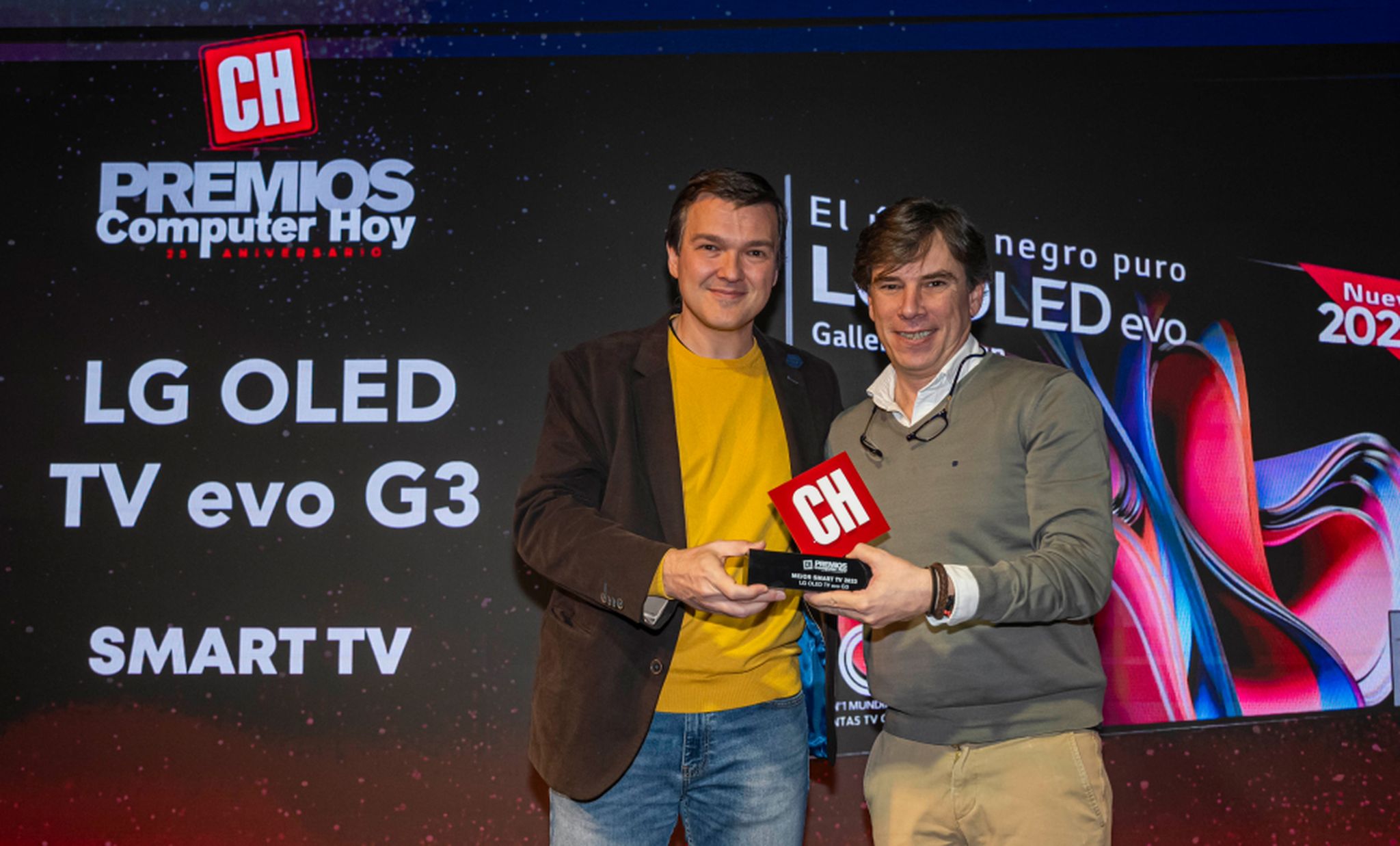 De izquierda a derecha: Carlos Gombau, redactor jefe de la revista Computer Hoy, y Miguel Ángel Fernández, director de Marketing de LG España.