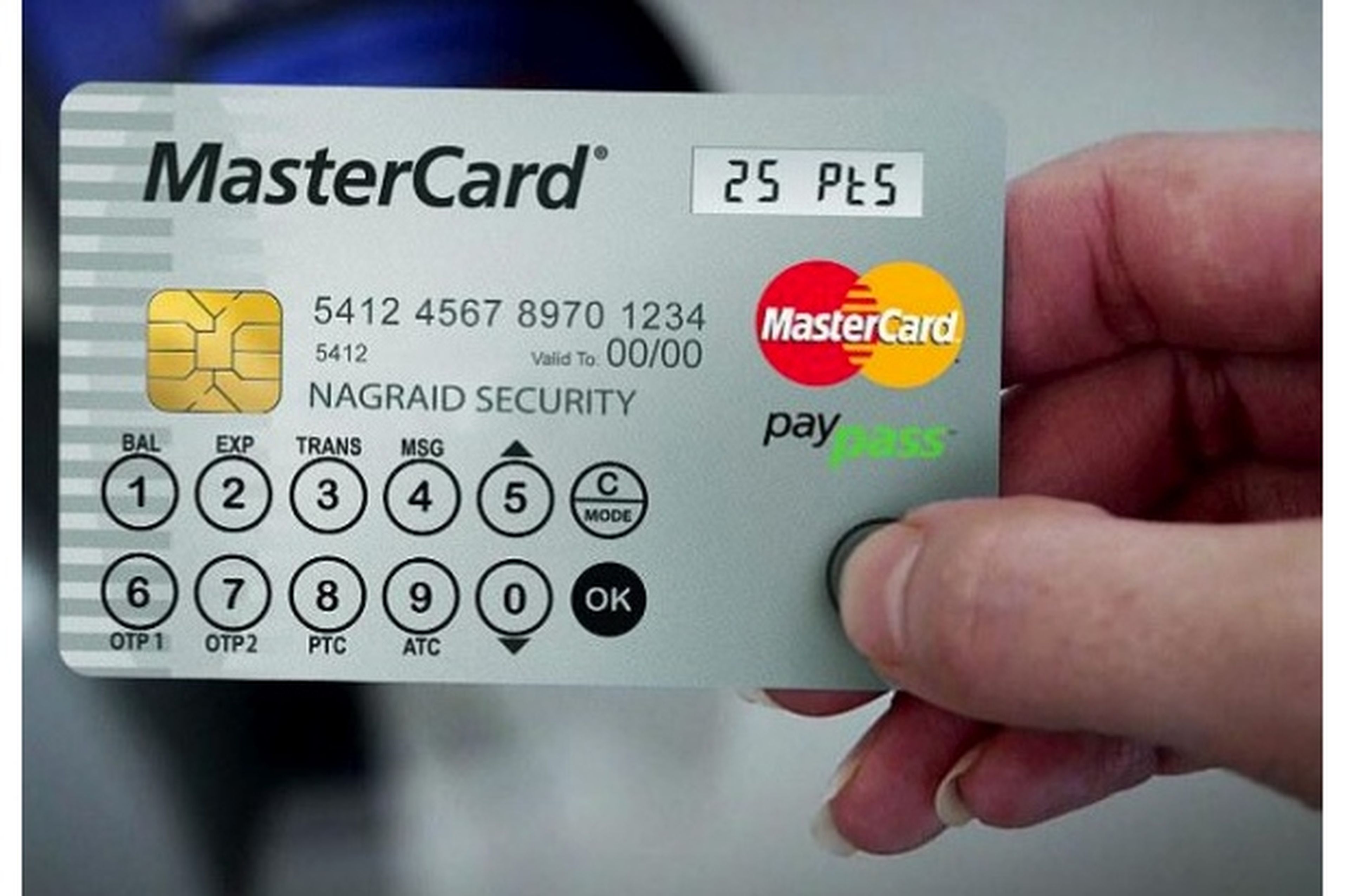 Mastercard lanza una tarjeta con pantalla LCD