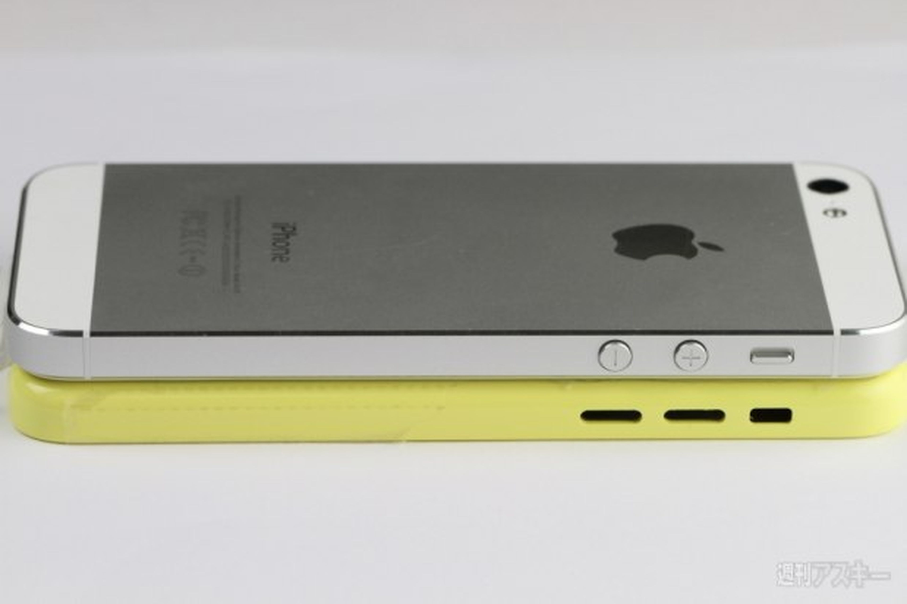 iPhone de bajo coste junto a iPhone 5