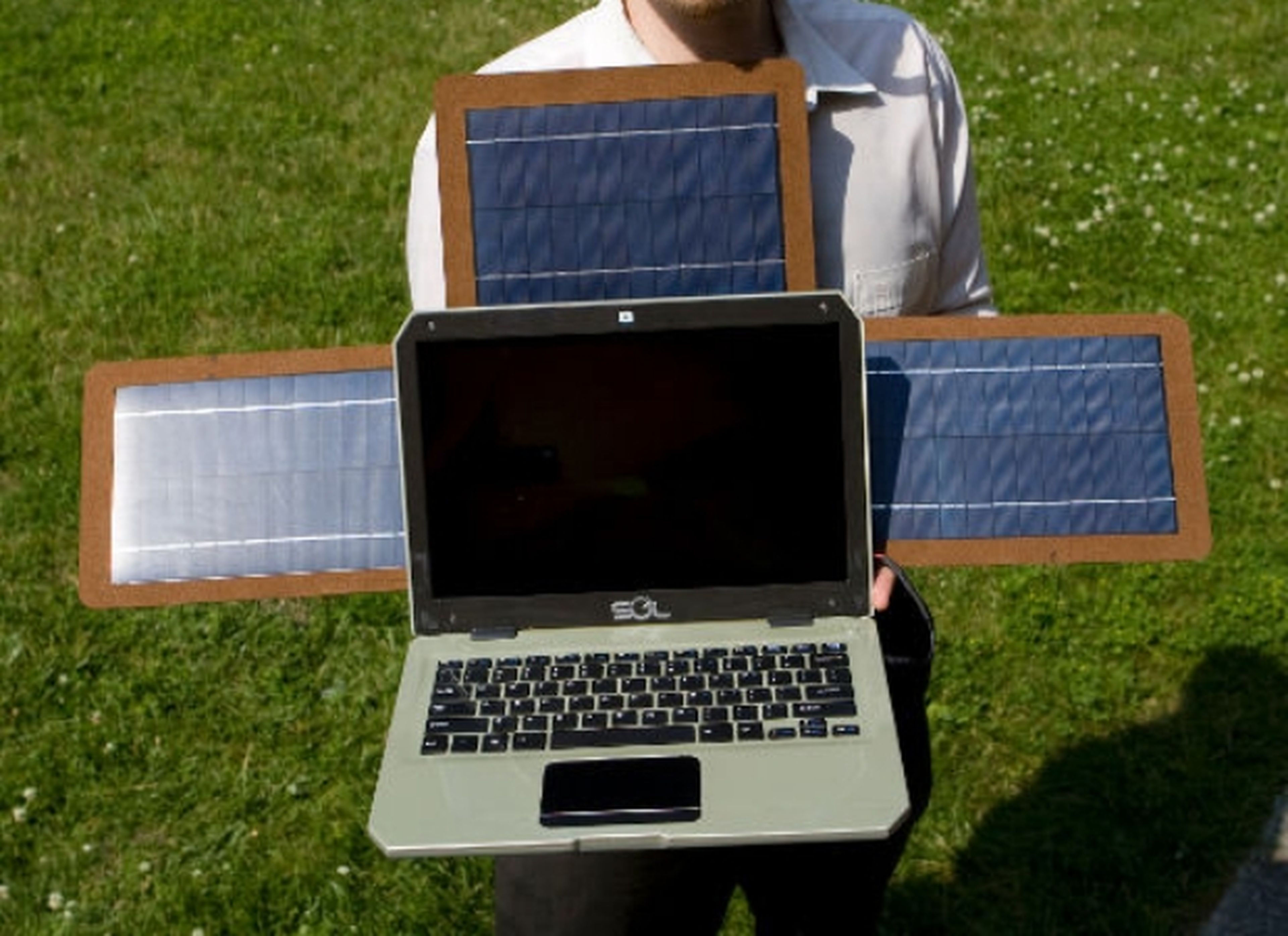 SOL, el portátil que se carga con energía solar