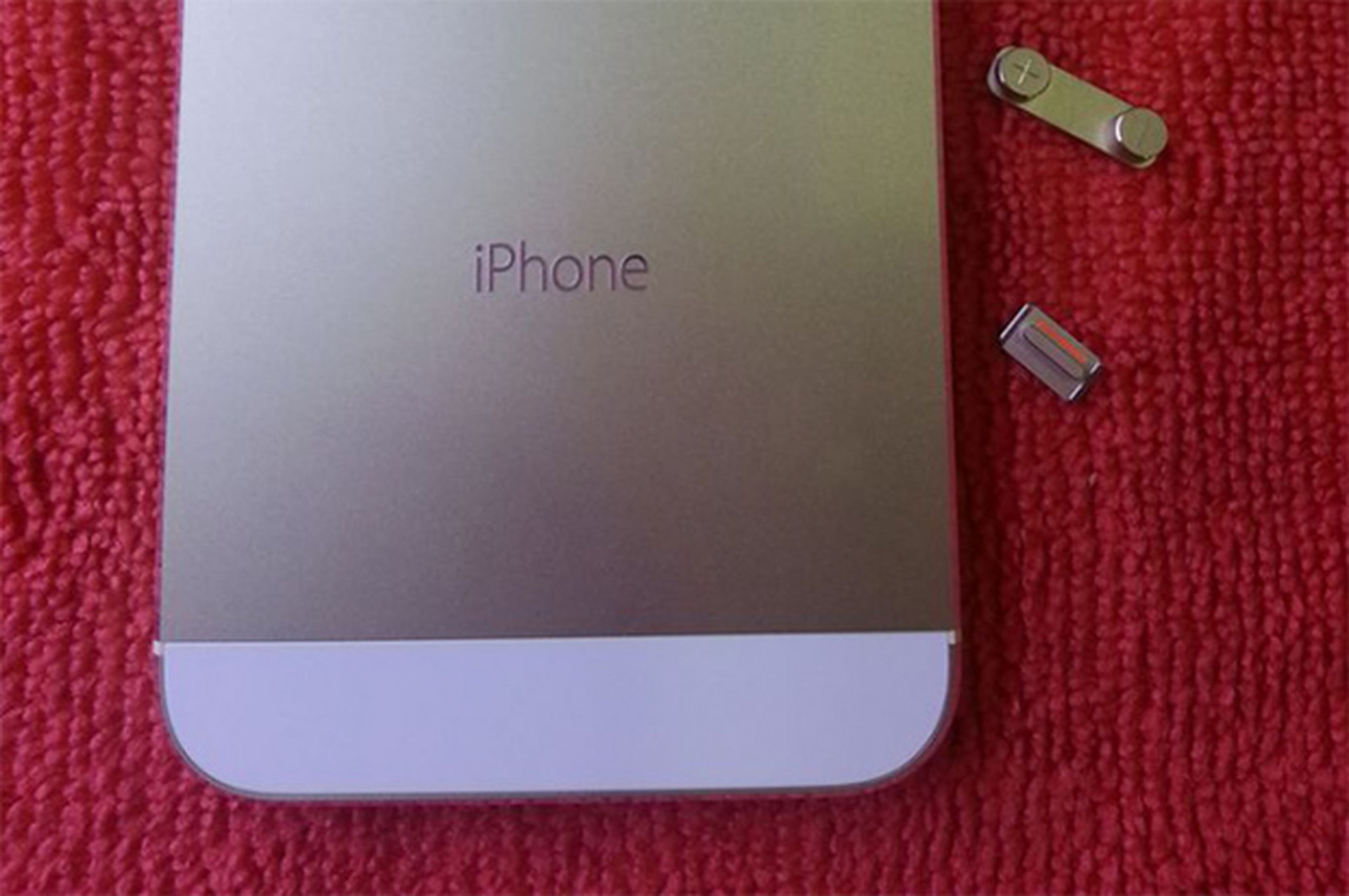 Más fotografías del rumoreado iPhone 5S dorado