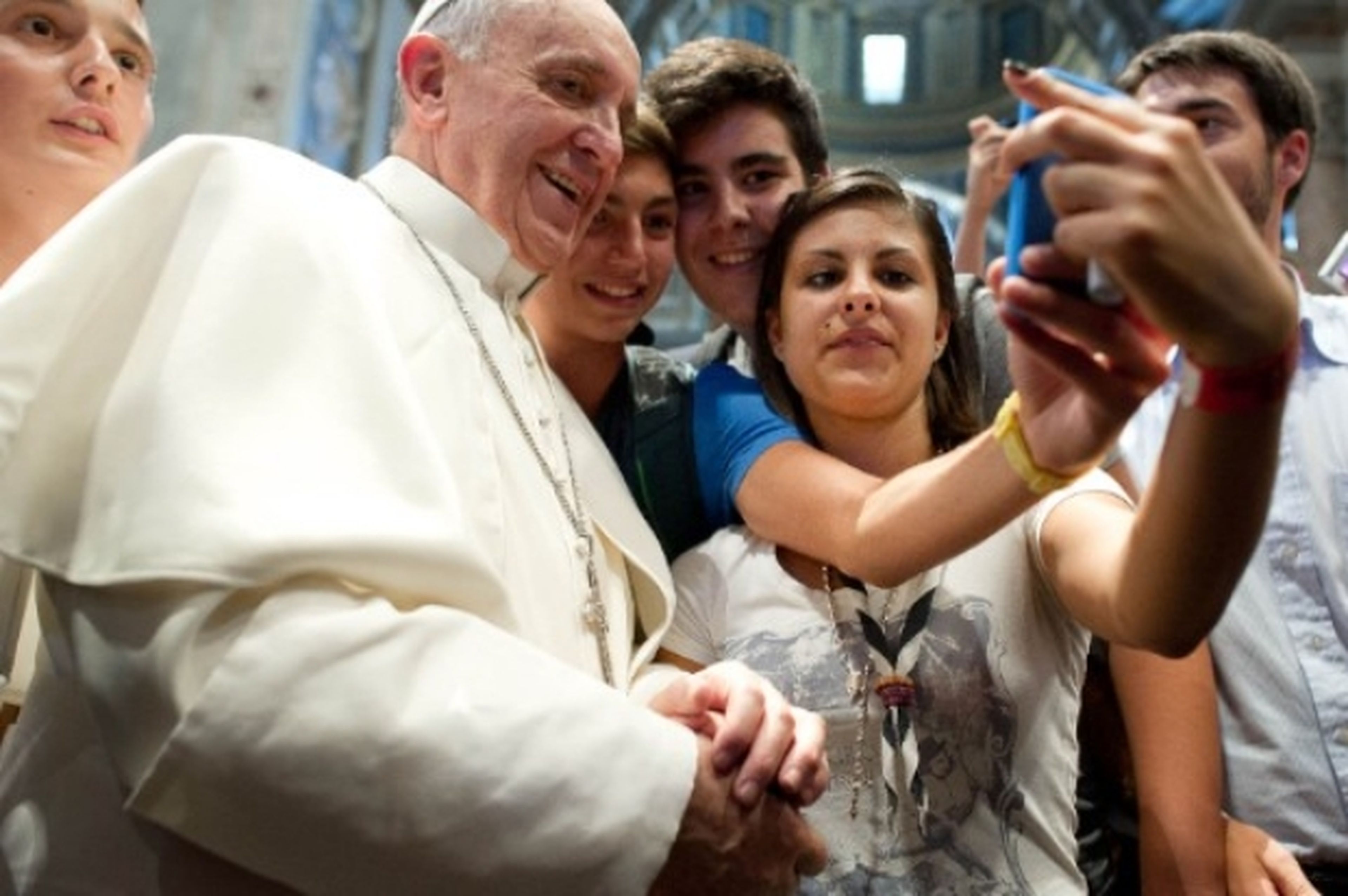 El Papa Francisco, participando en un selfie con un smartphone