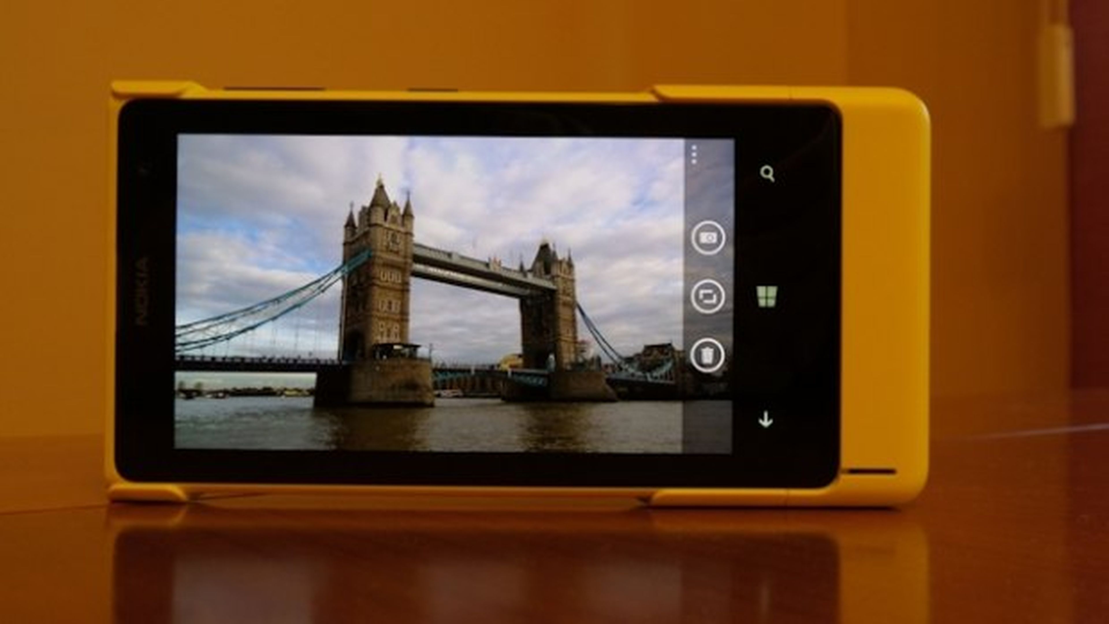 Nokia Lumia 1020. Camera Grip.