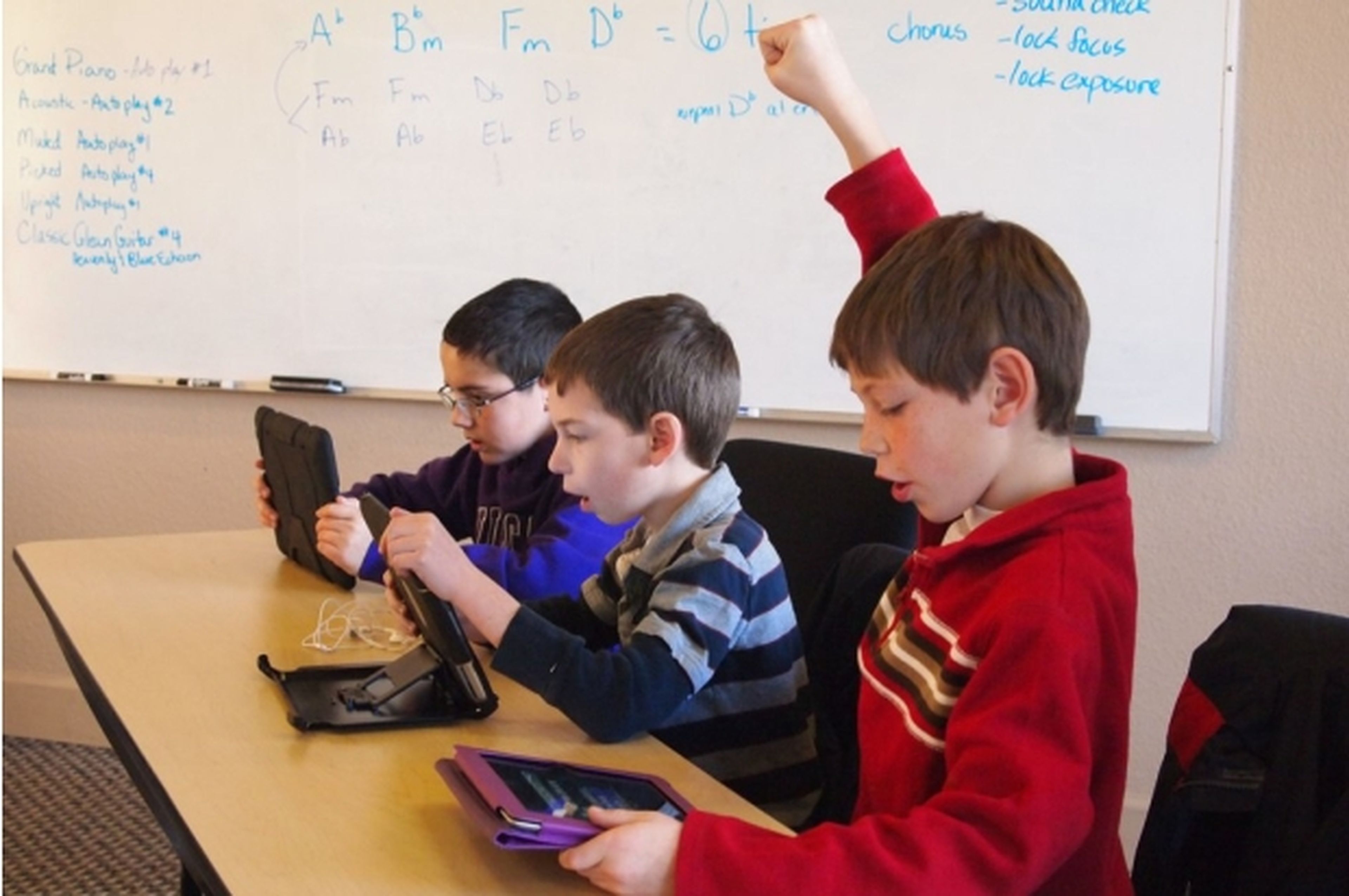 Alumnos reciben iPads... y los hackean
