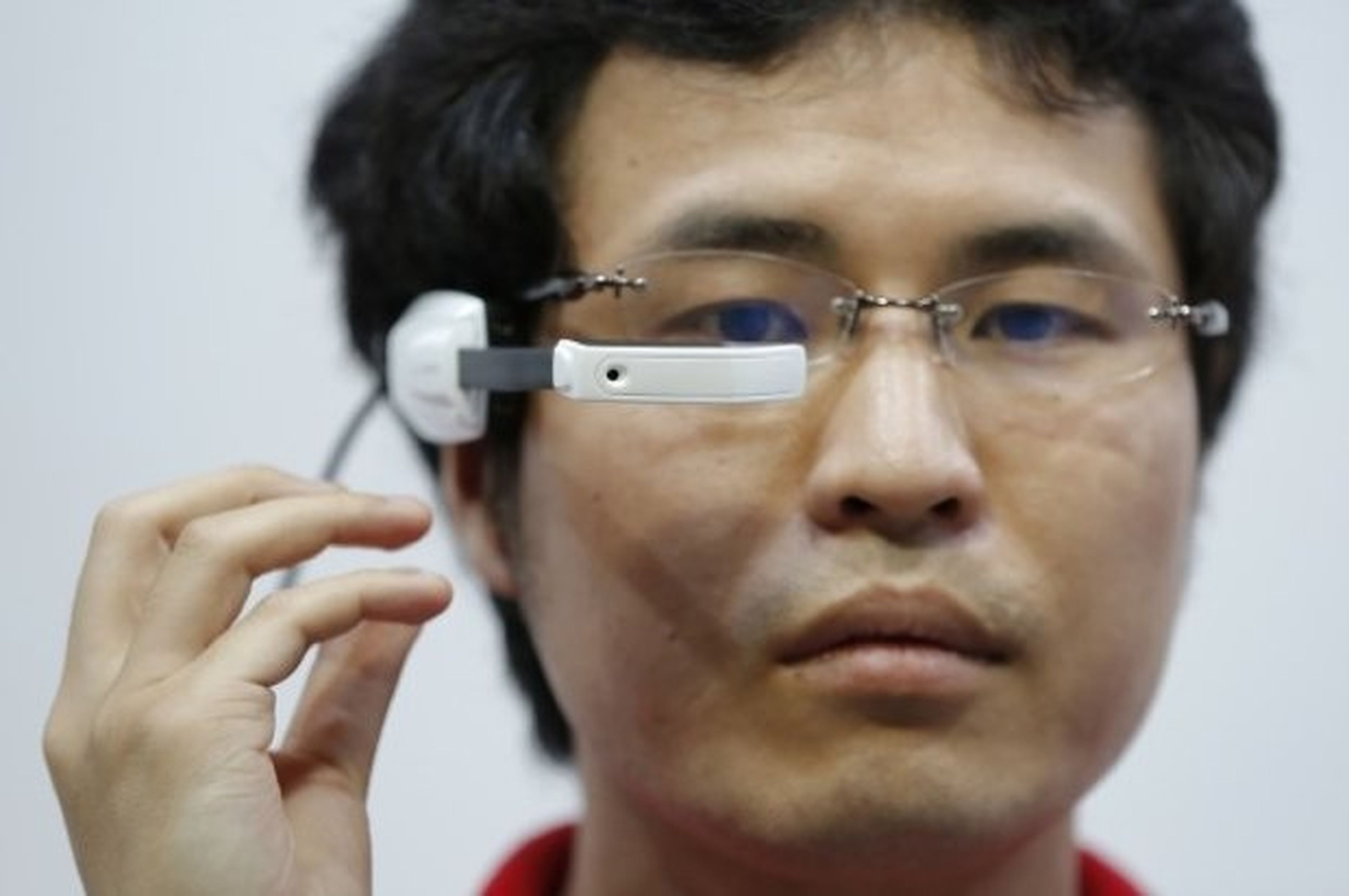 Docomo presenta gafas inteligentes en CEATEC 2013 (Kiyoshi Ota,Bloomberg News)