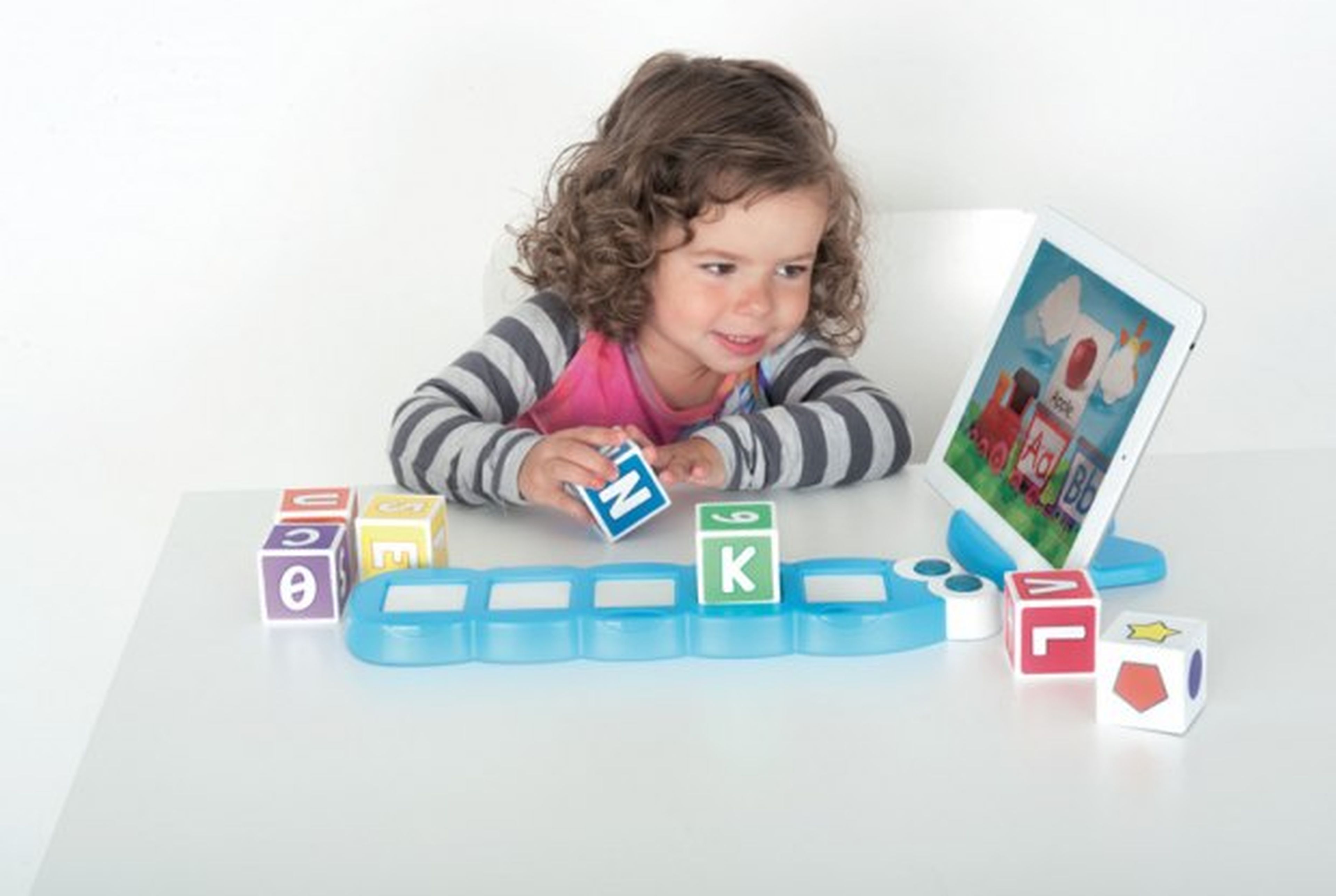 En Blocks 3.0, los niños interactúan con cubos inteligentes