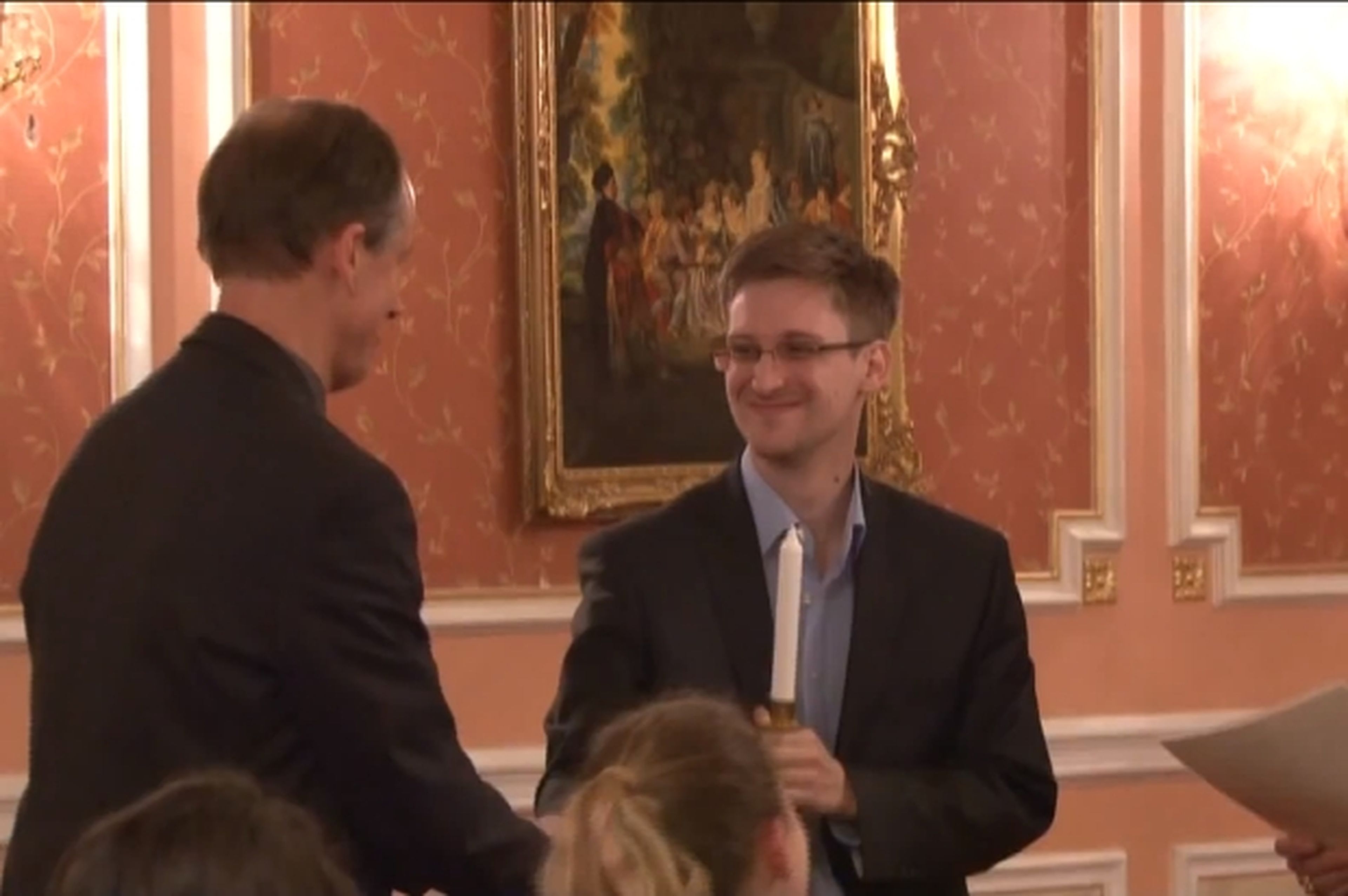 Edward Snowden recibe el premio Sam Adams