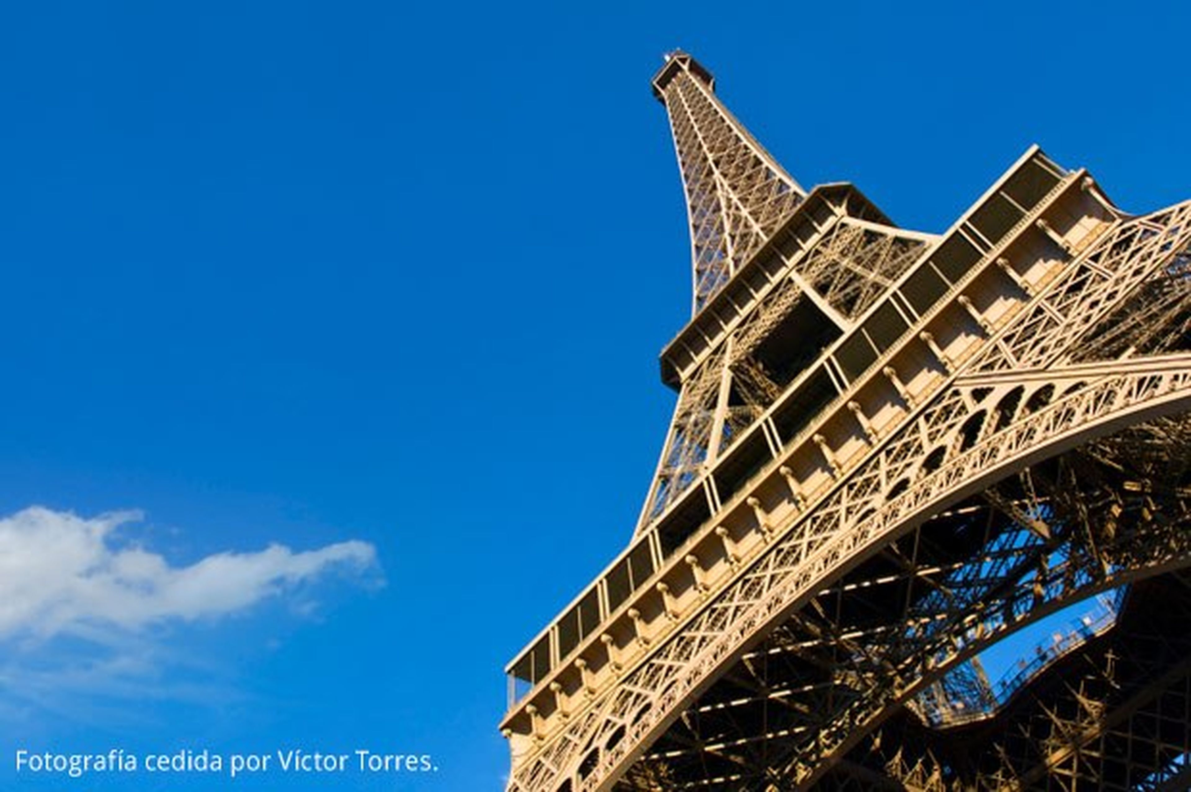 Torre Eiffel gana dinero con tus fotos
