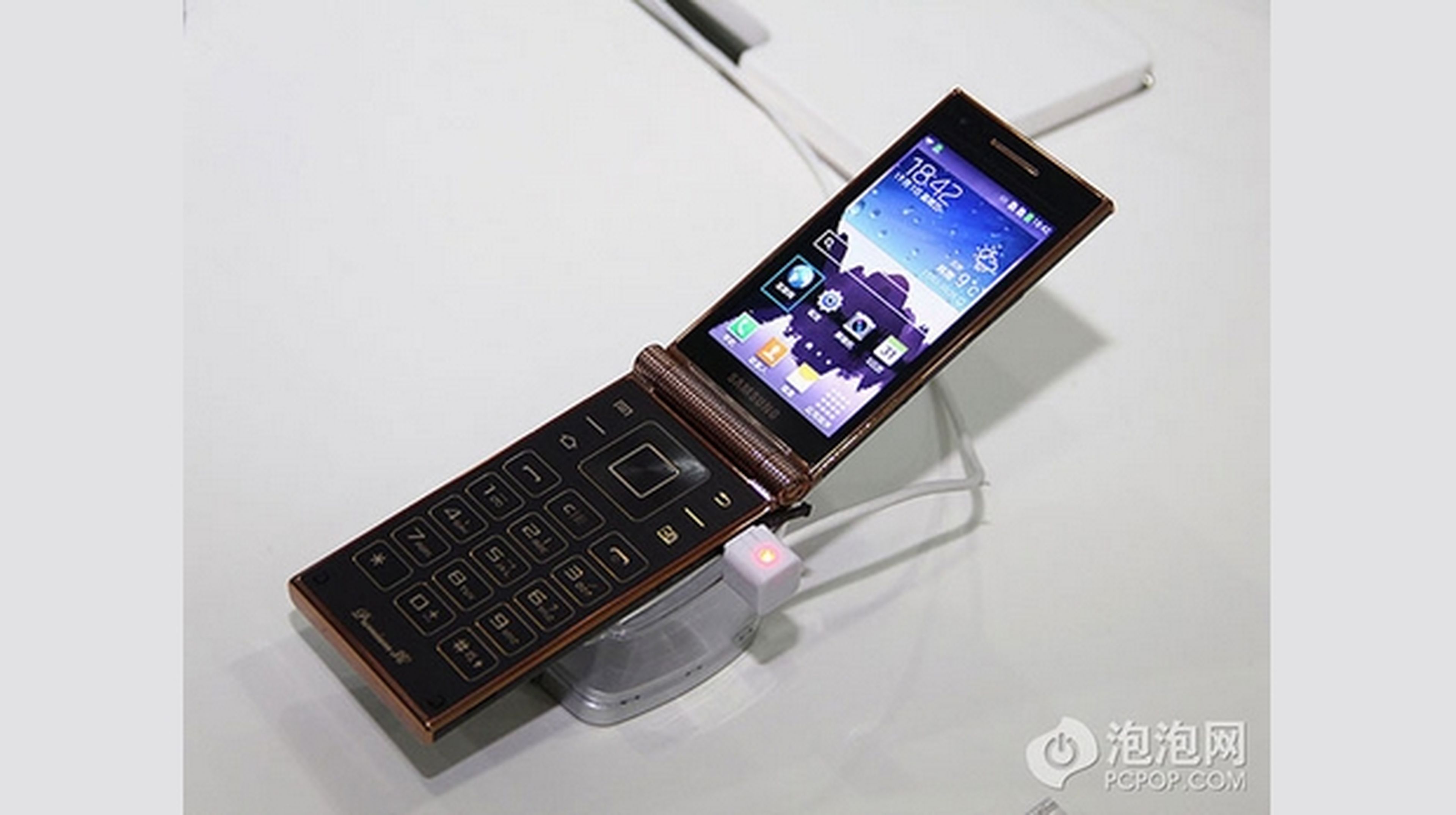 Samsung W2014, el smartphone plegable más moderno