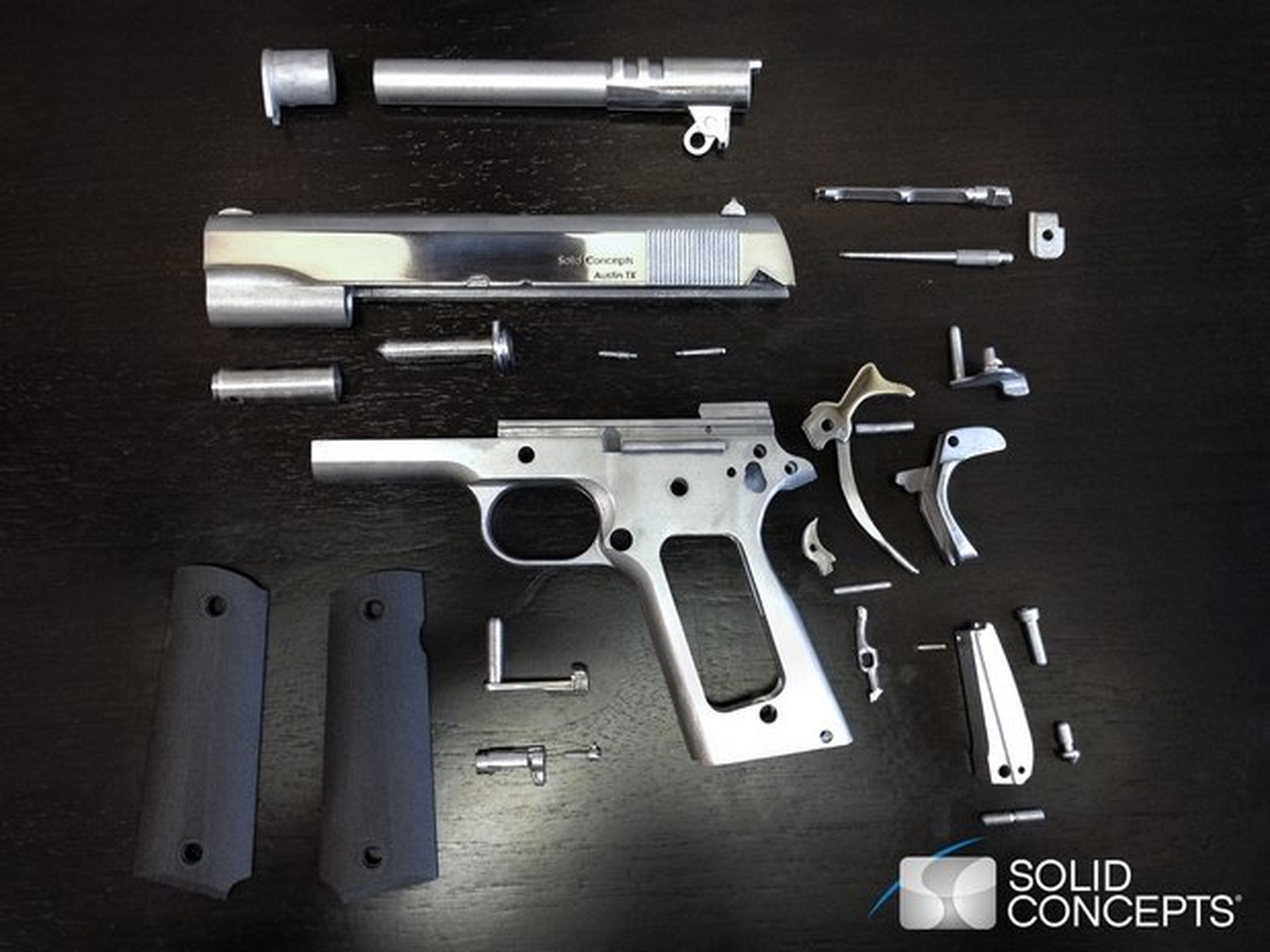Pistola de metal con impresora 3D