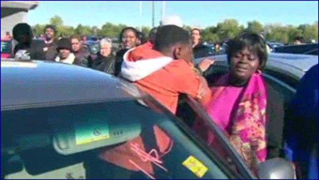 Un niño compra un coche por un dolar en el Black Friday