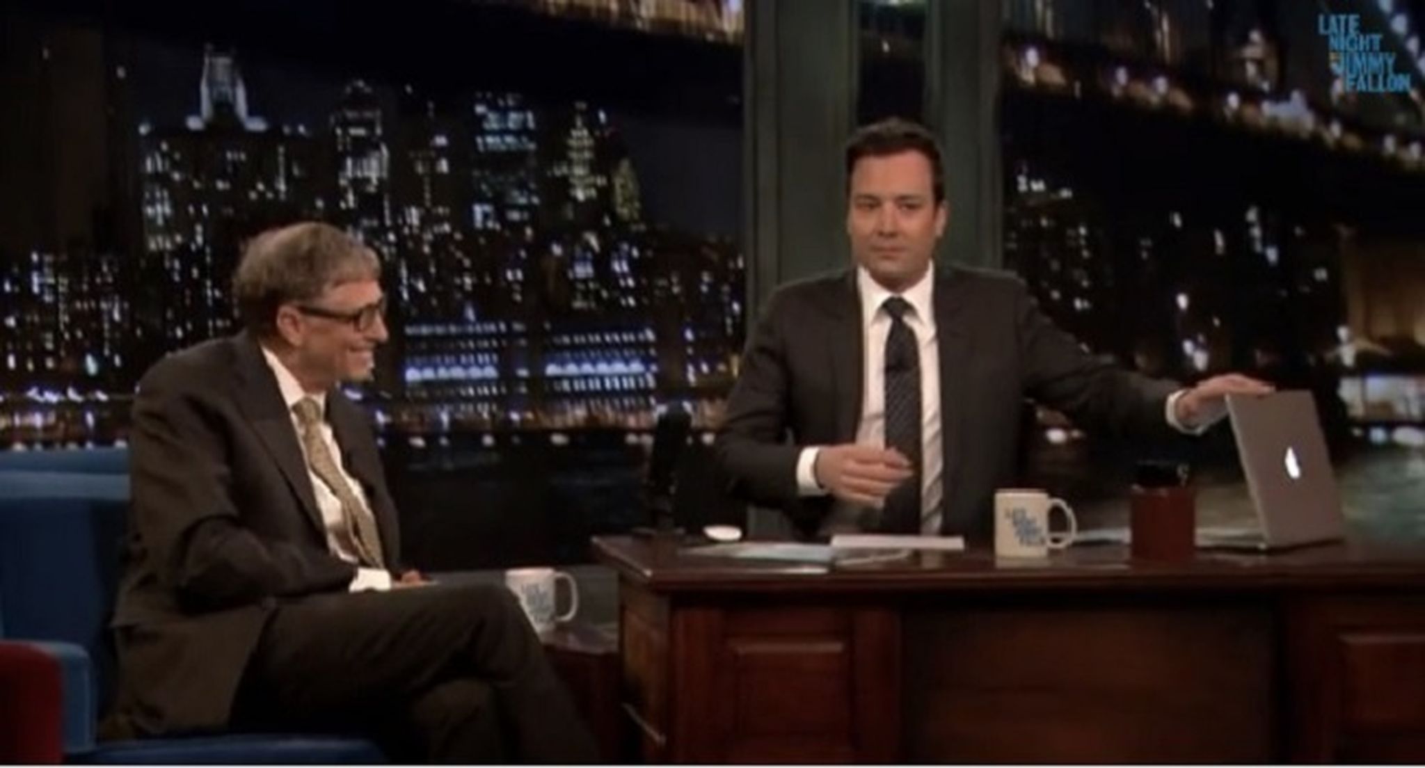 Jimmy Fallon entrevista a Bill Gates con un MacBook