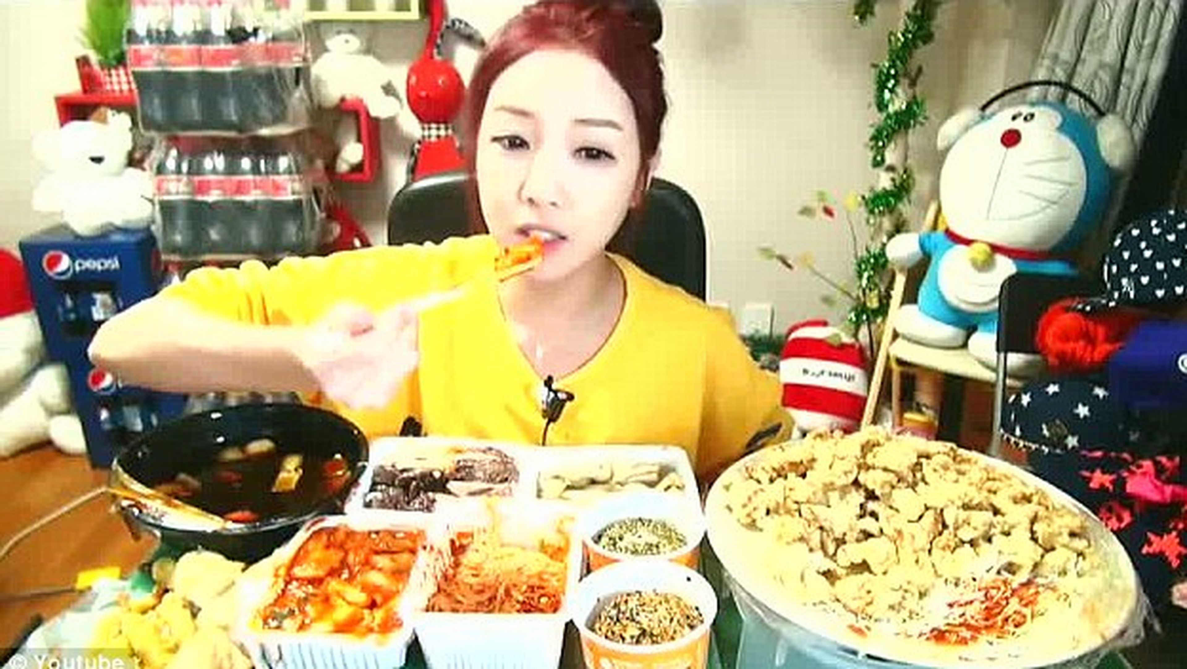Coreana gana dinero comiendo delante de su web cam