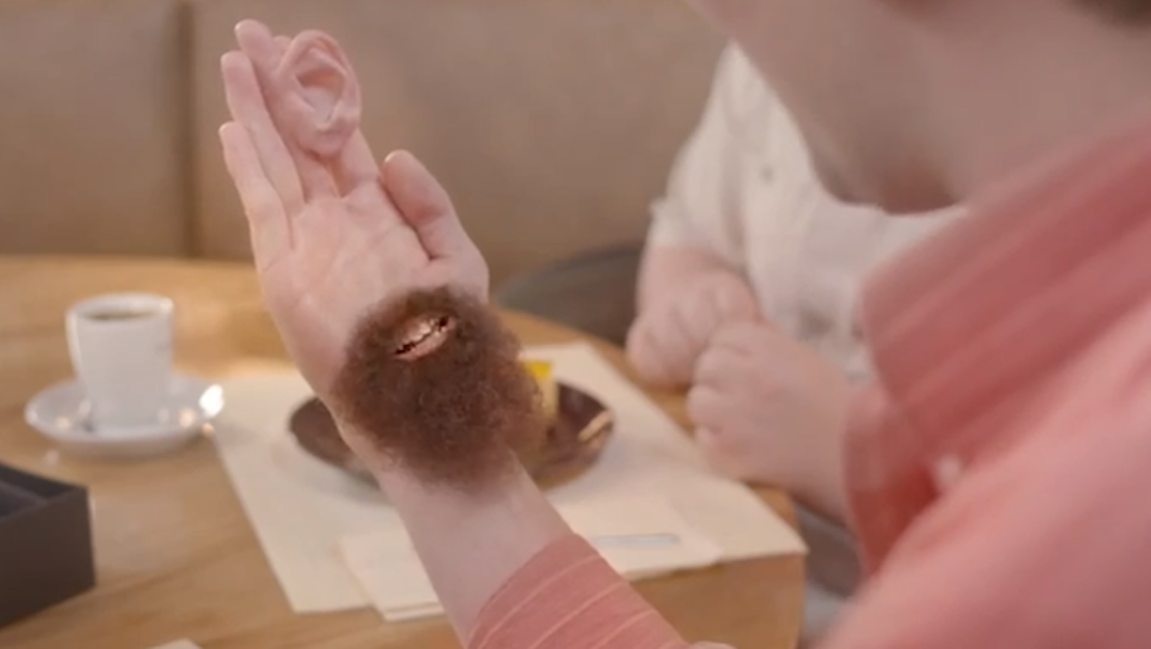 LG G Flex anunciado en un vídeo de lo más extraño y absurdo
