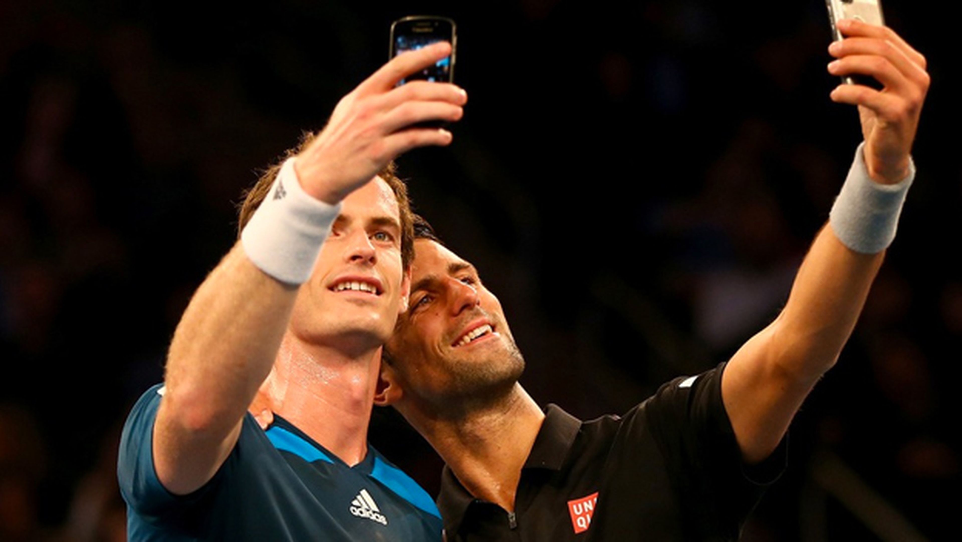 Selfie de Djokovic y Murray en pleno partido