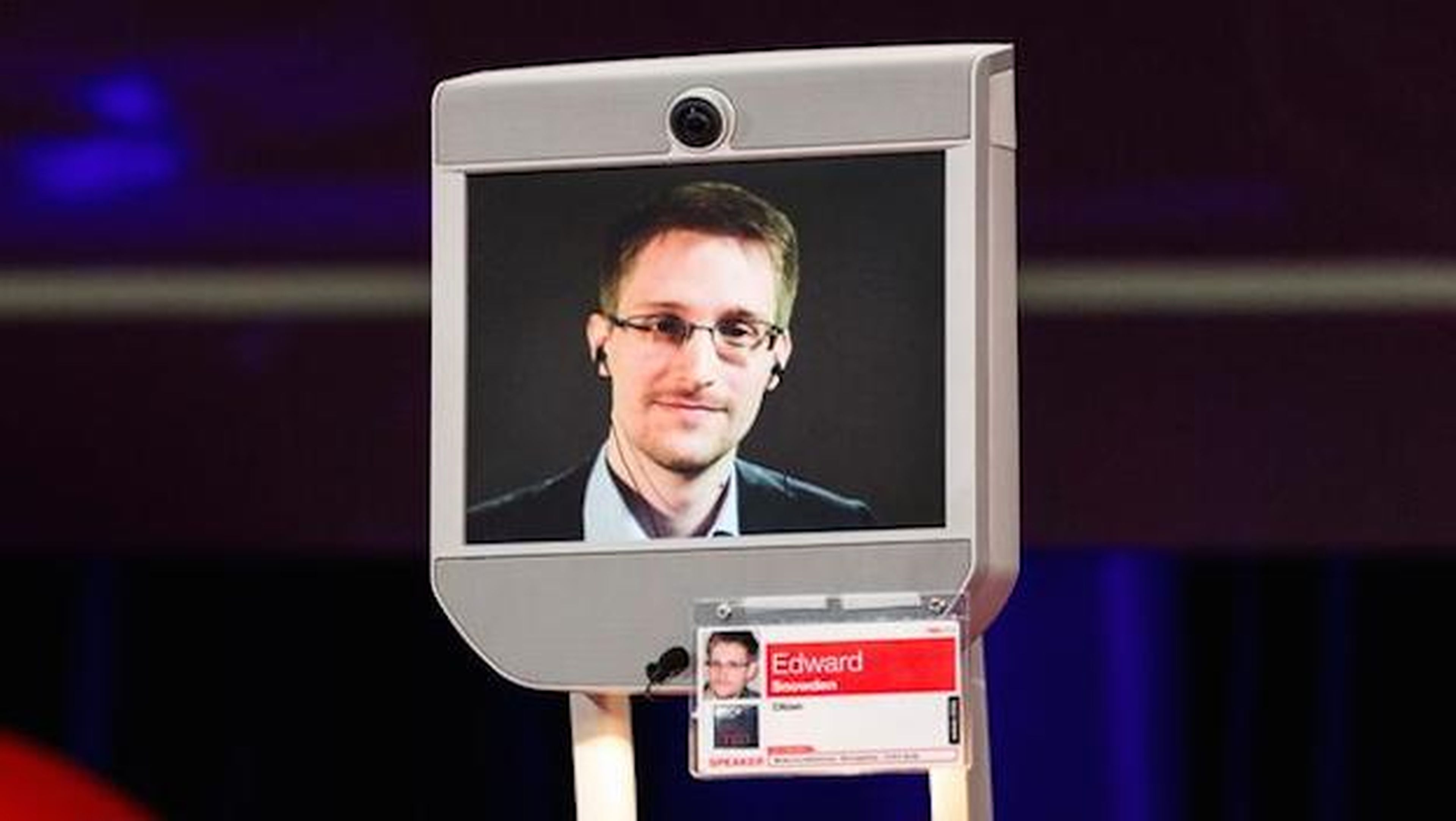 Snowden critica Amazon por filtrar información de usuarios