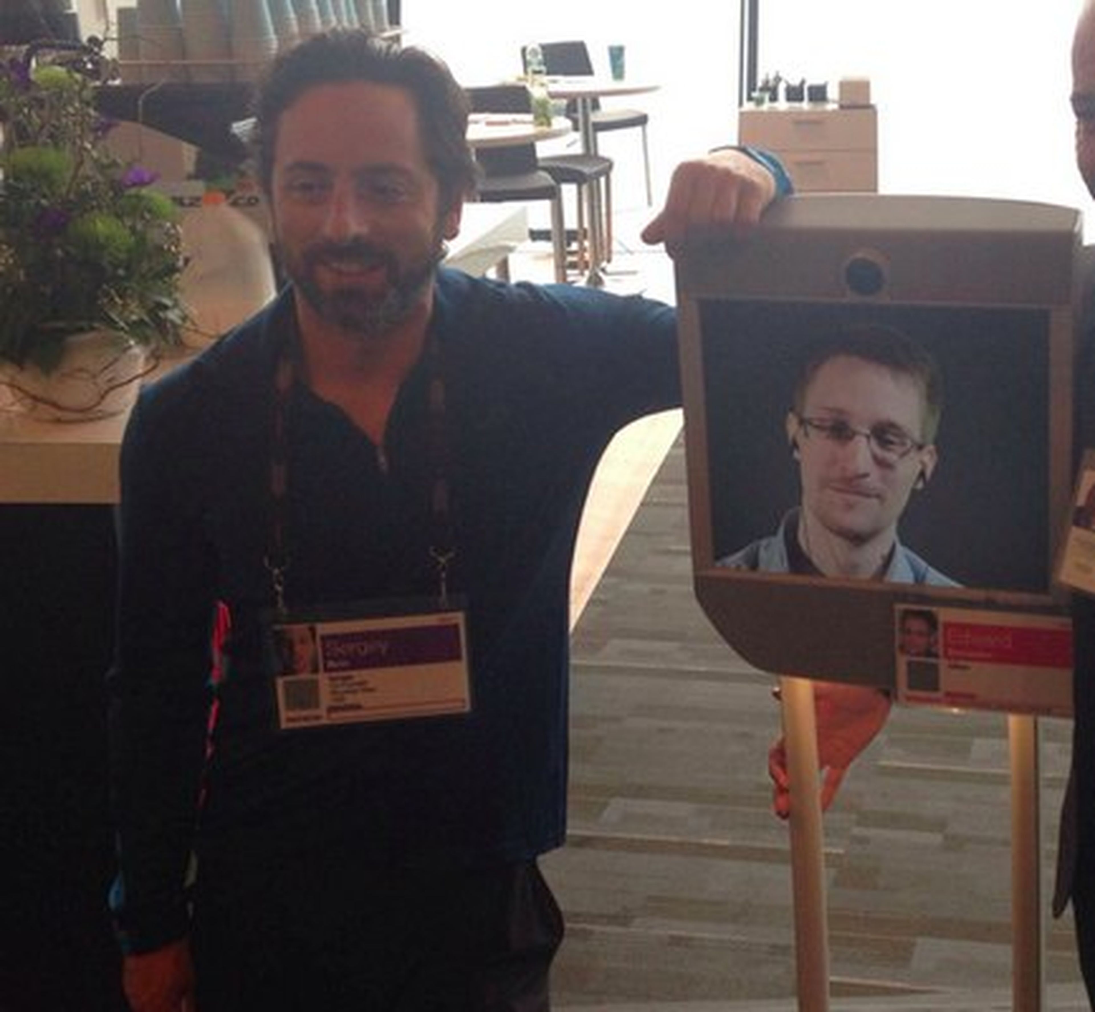 Sergey Brim posa con su amiguete Edward Snowden