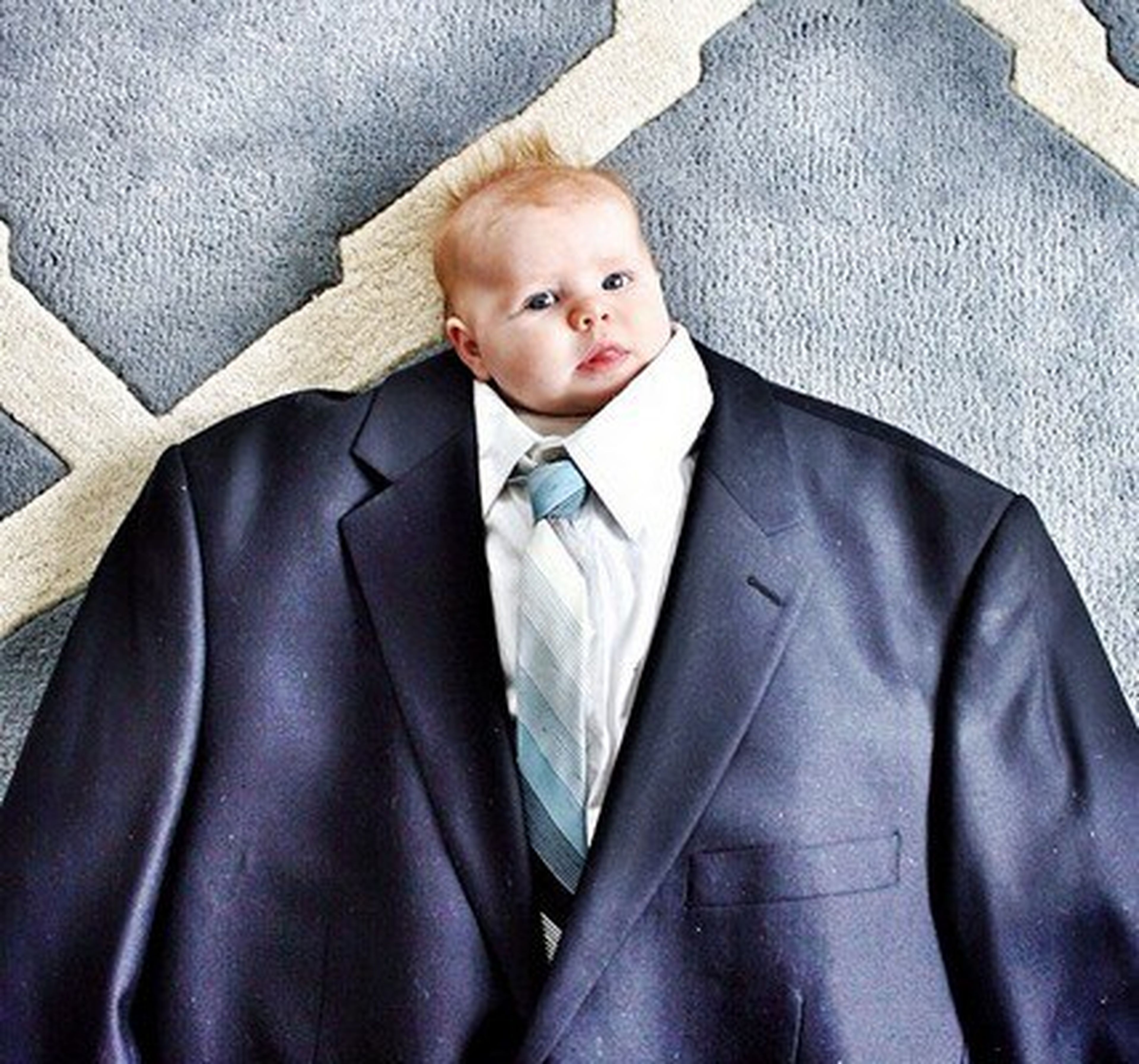 Instagram bebés con trajes de adulto