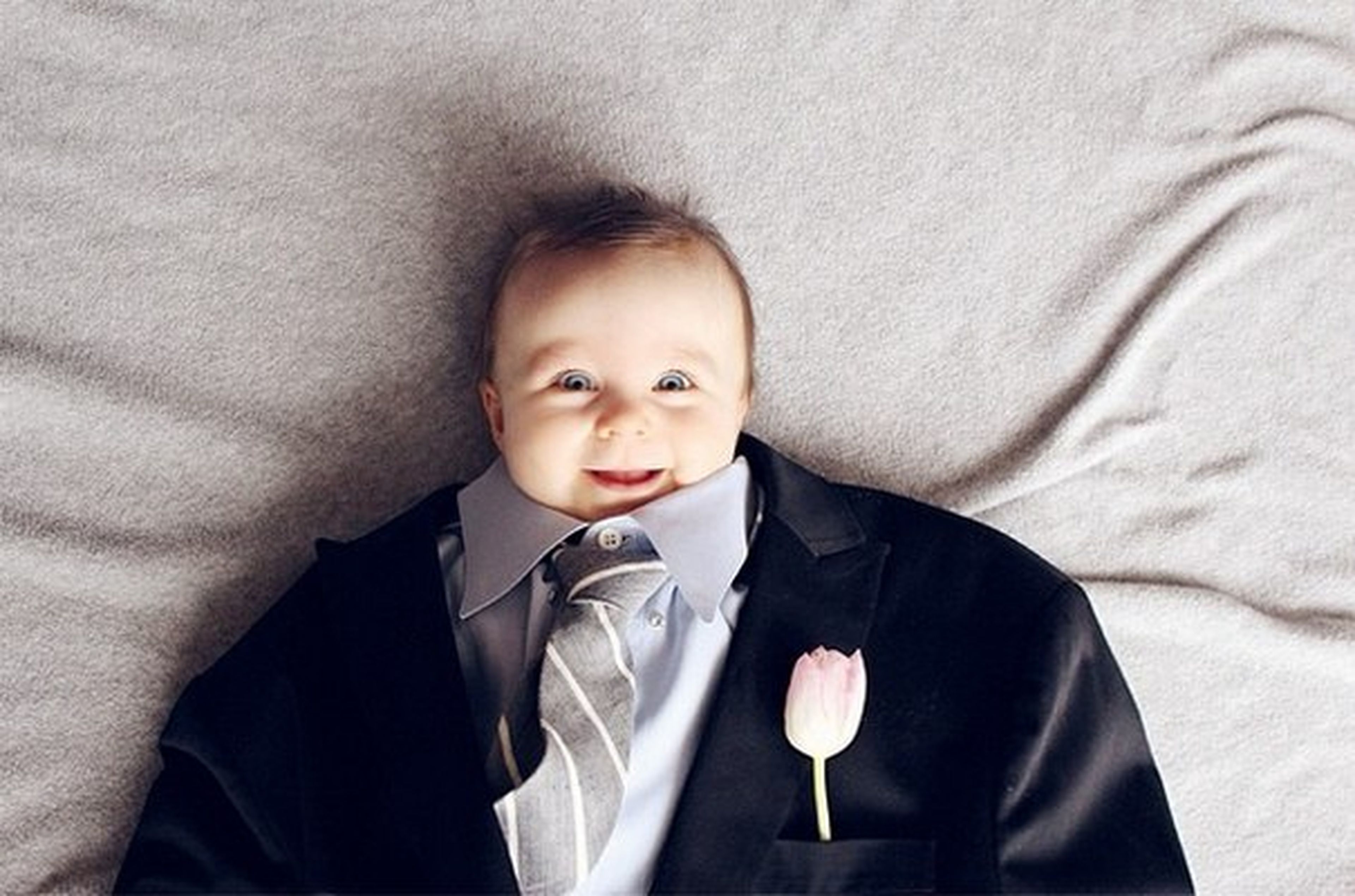 Instagram: bebés con traje de adulto