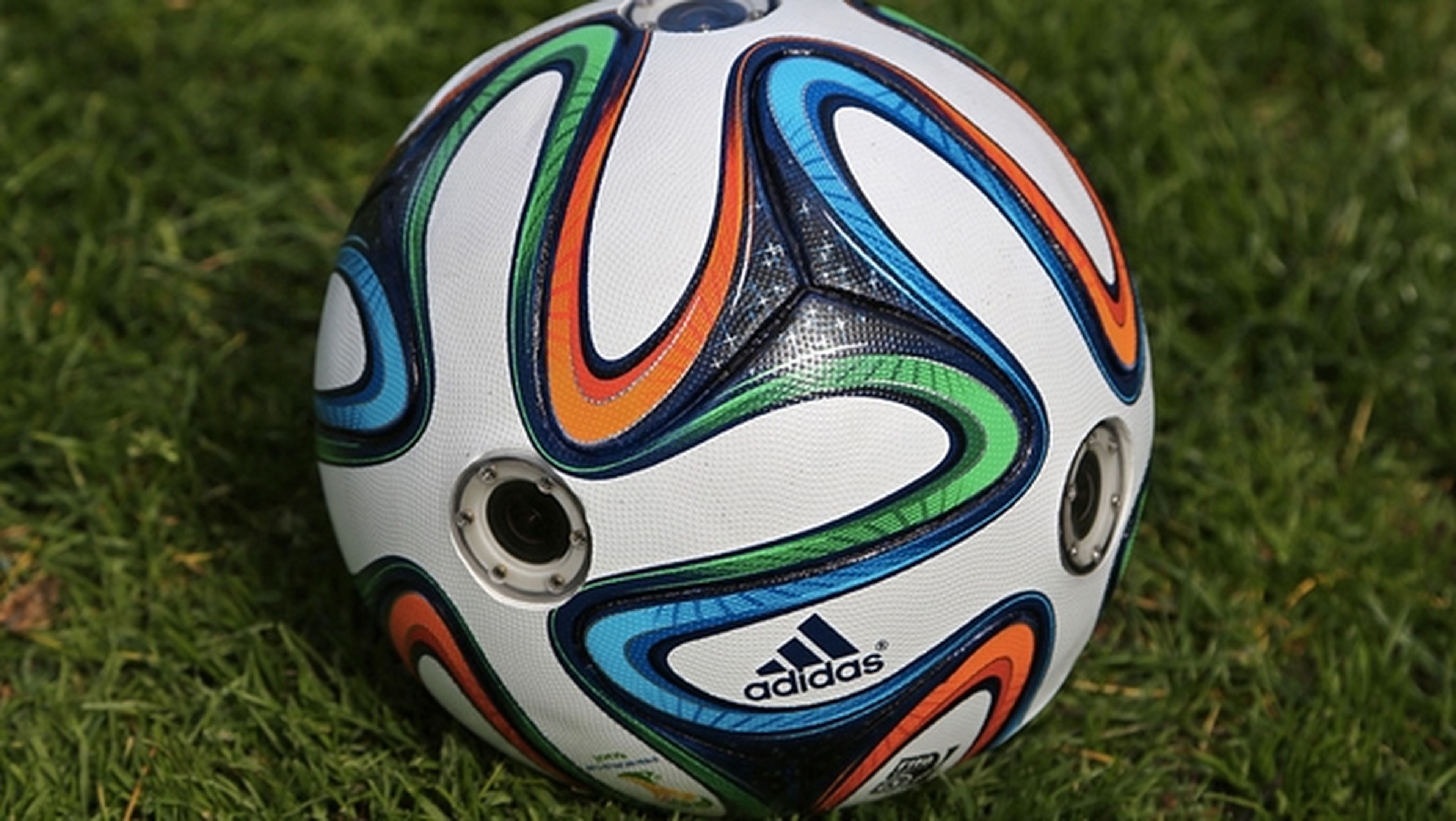 Adidas Brazuca, el balón oficial del Mundial de Fútbol Brasil 2014 con seis cámaras incorporadas, para grabar imágenes panorámicas de 360 grados desde el punto de vista del balón.