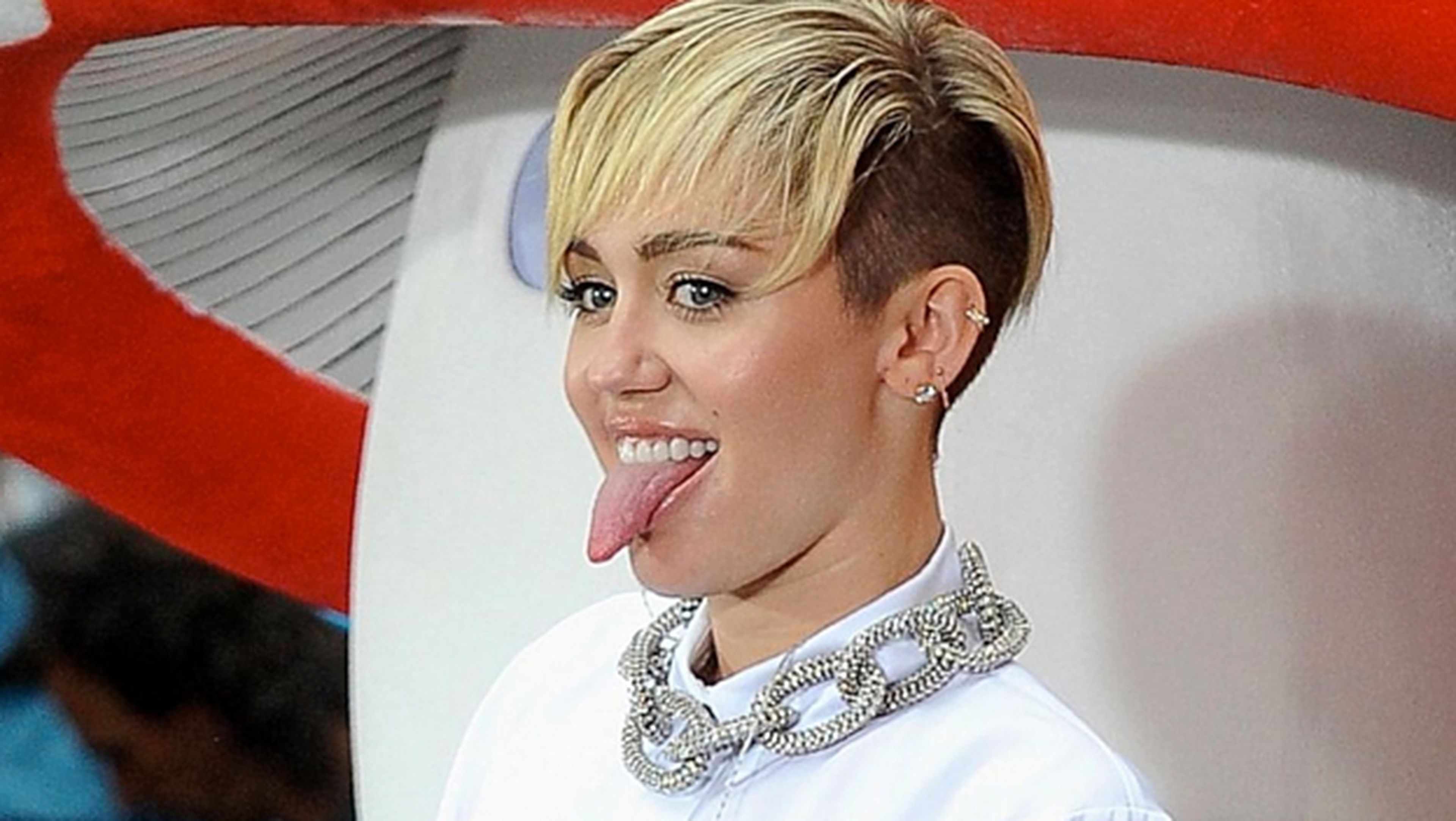 Miley Cyrus graba con su móvil a dos fans peleándose en pleno concierto