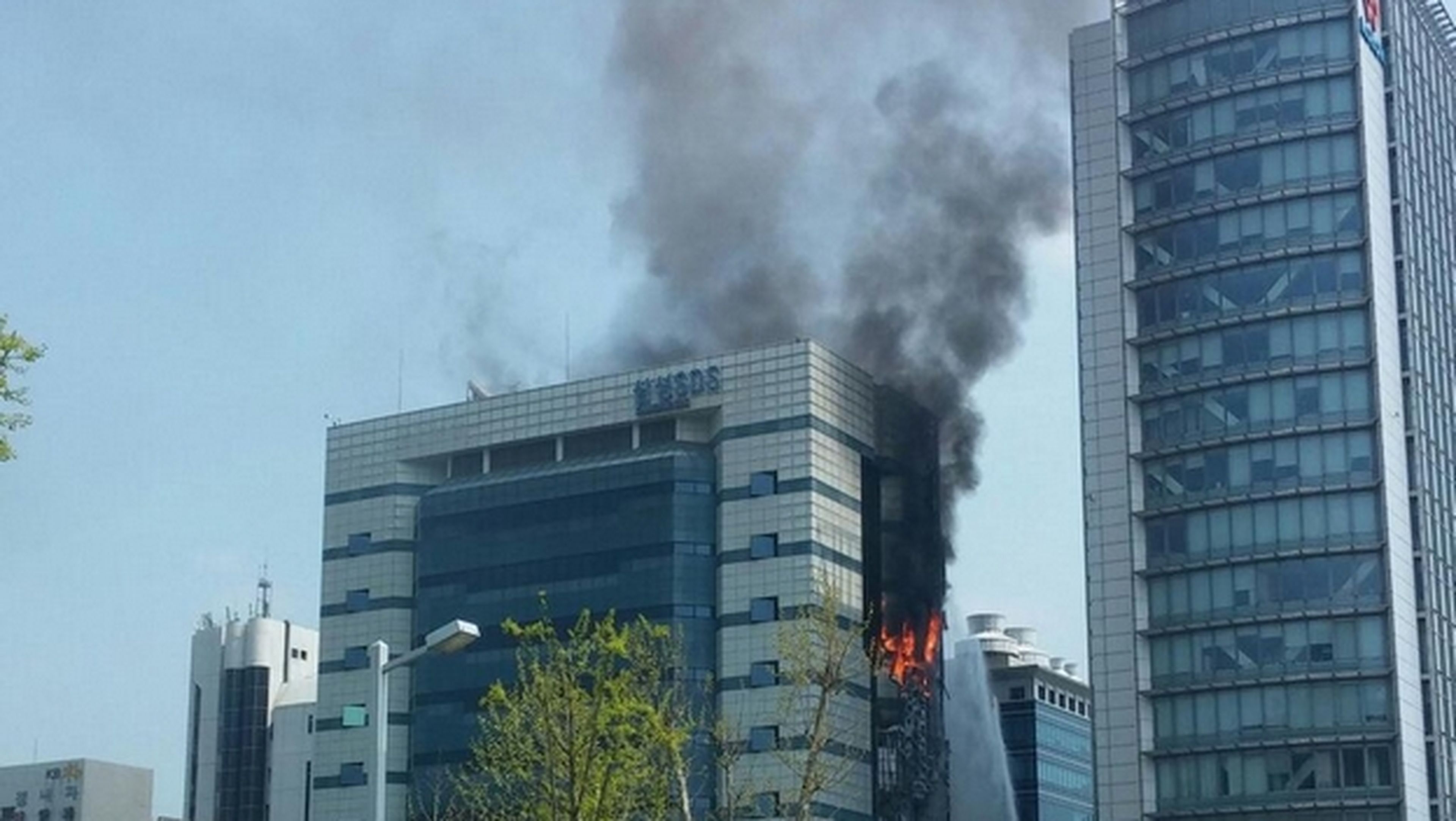 Espectacular incendio en el edificio Samsung SDS en Corea del Sur, posible causa del corte de algunos servicios en los smartphones, tablets y SmartTV de Samsung.