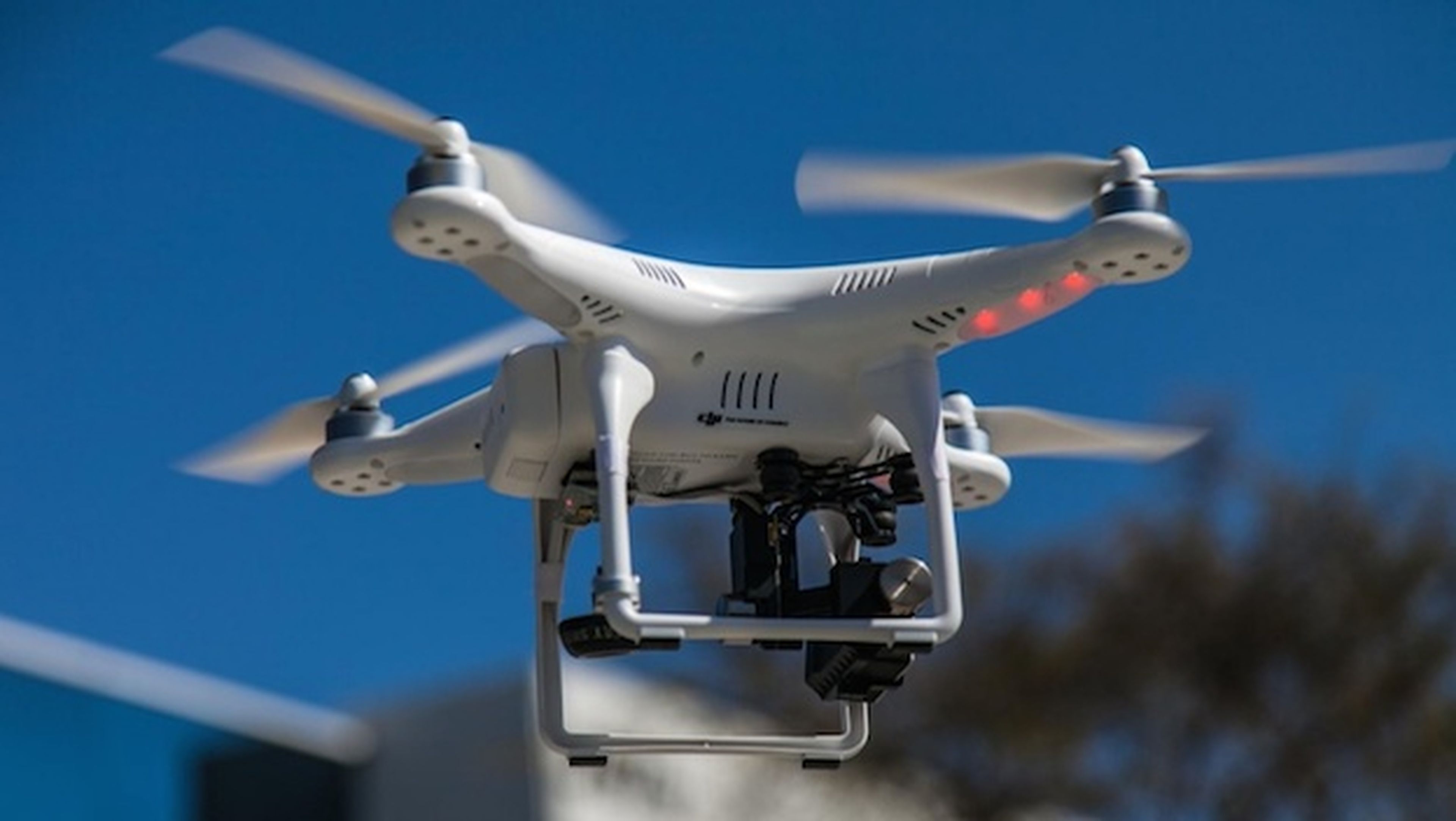 Hombre filma sobrevuela drone por escena accidente