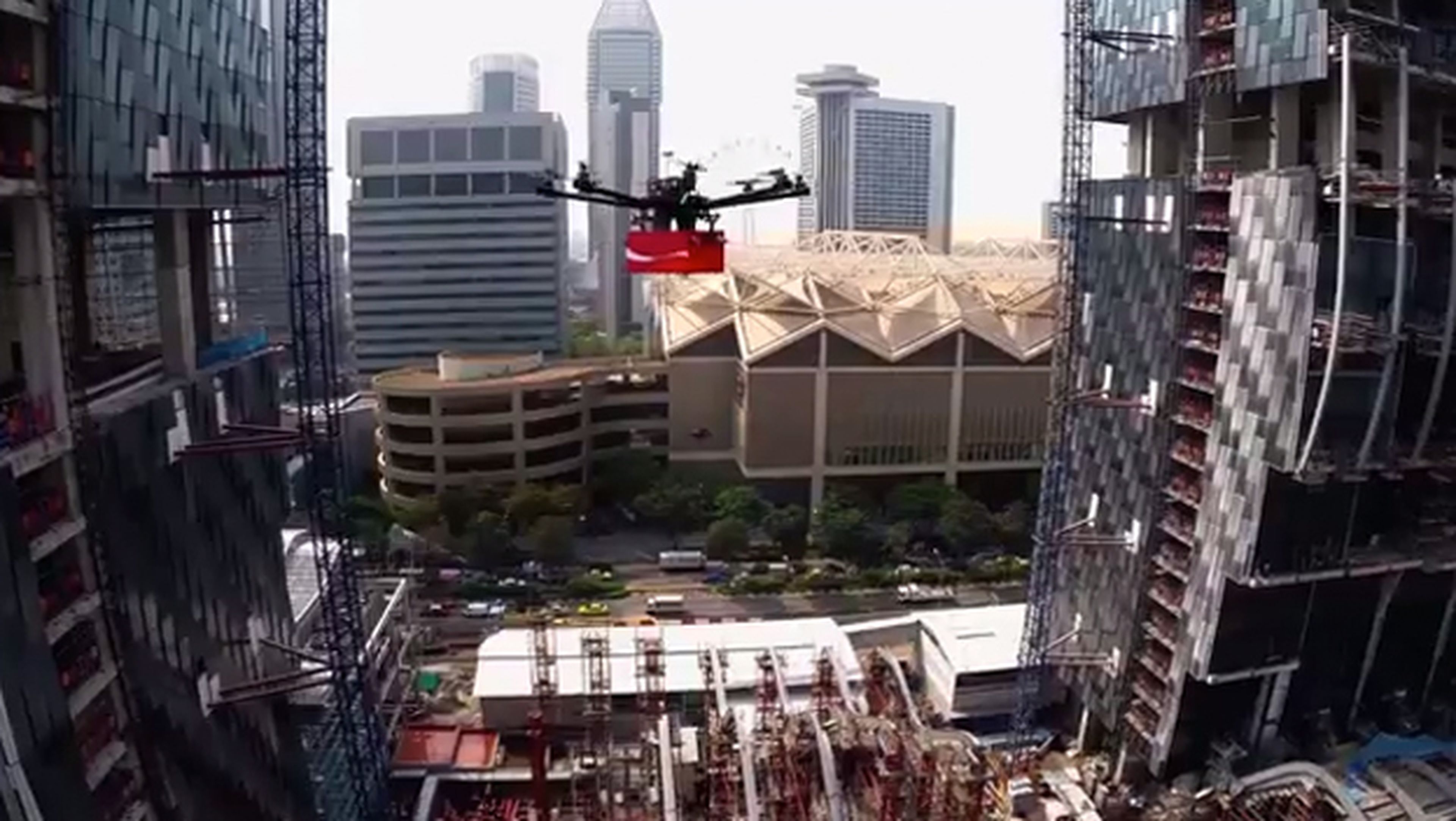 Coca-Cola sorprende con un dron a trabajadores en Singapur