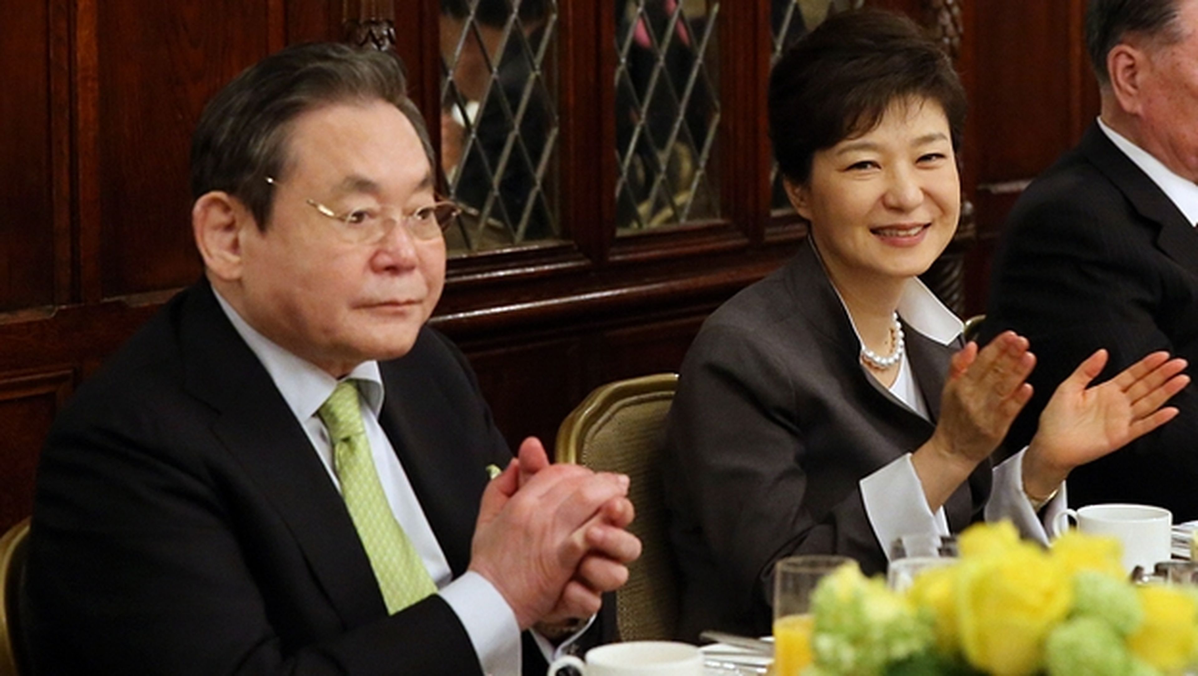 El Presidente de Samsung, Lee Kun-hee, sufre un ataque cardíaco.