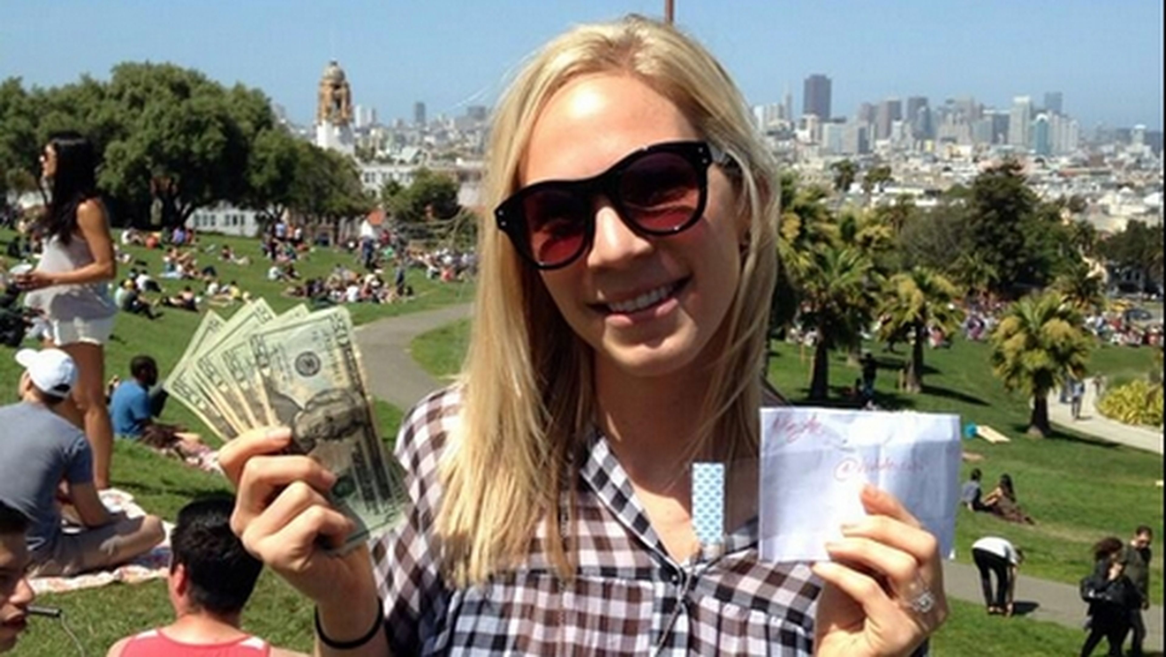 Millonario anónimo está escondiendo docenas de sobres con dinero en San Francisco, y ofrece pistas en Twitter para encontrarlos.