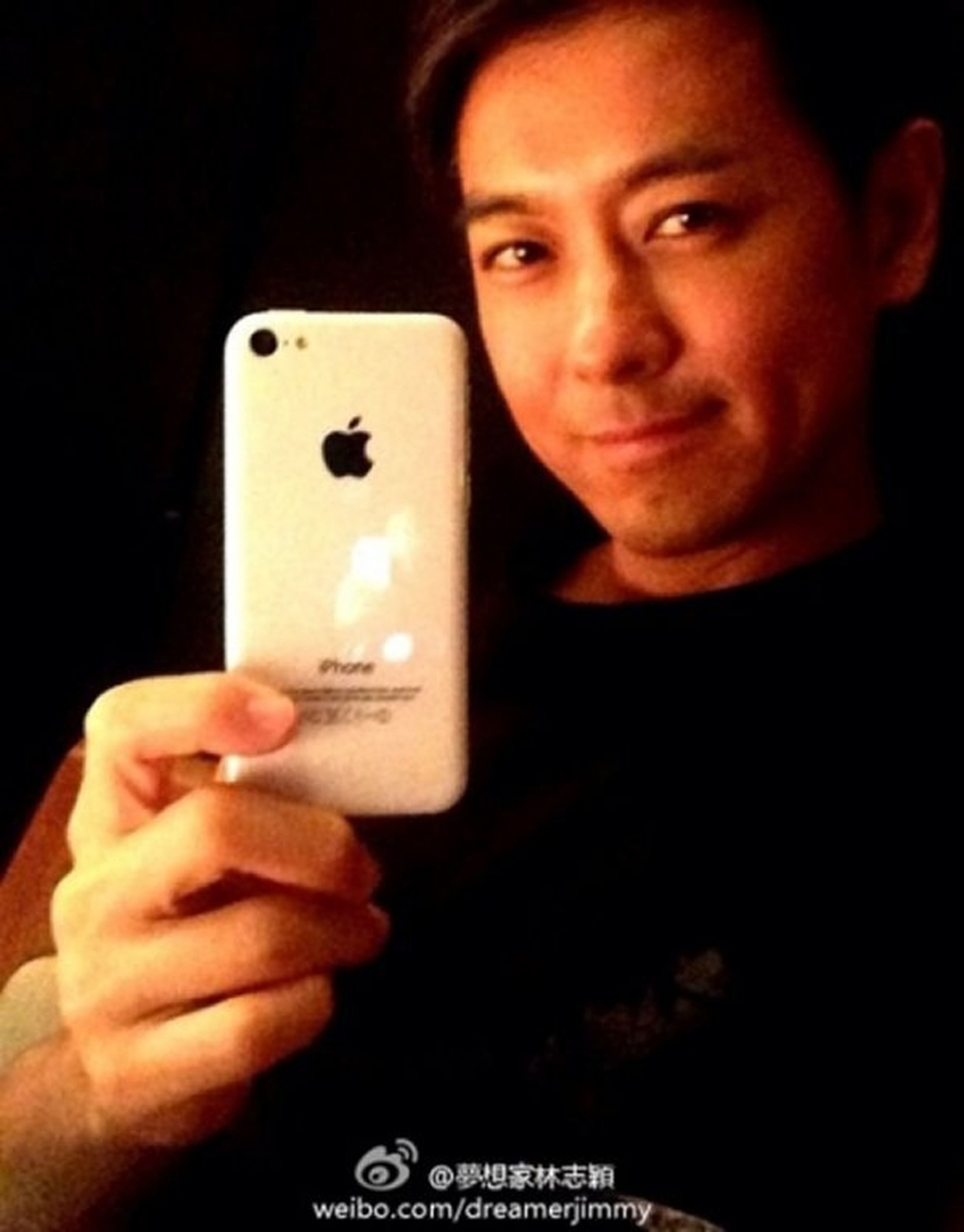 Un joven taiwanés posa con lo que podría ser el iPhone 6