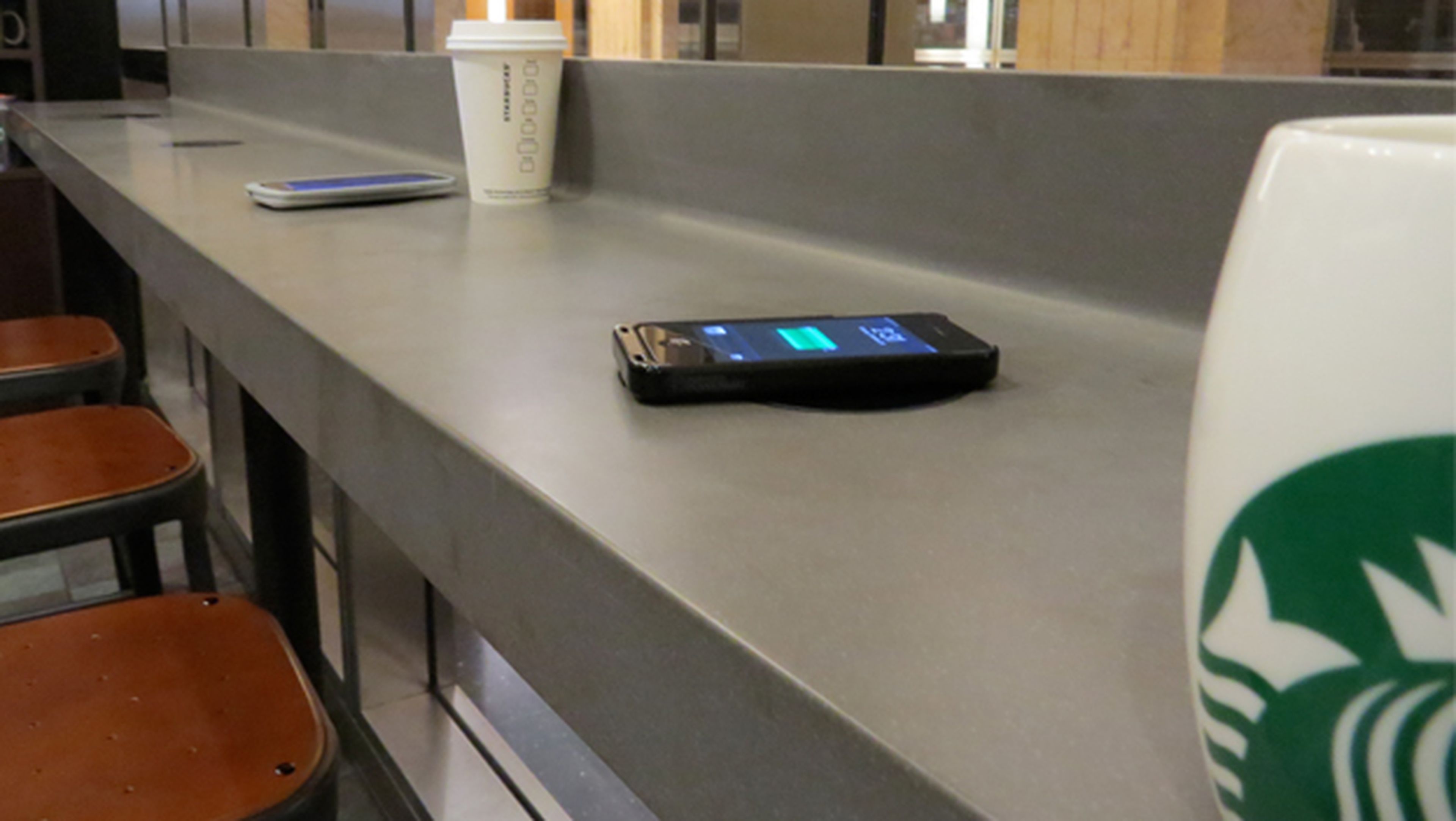 Sturbucks facilita cargadores inalámbricos en sus cafeterías