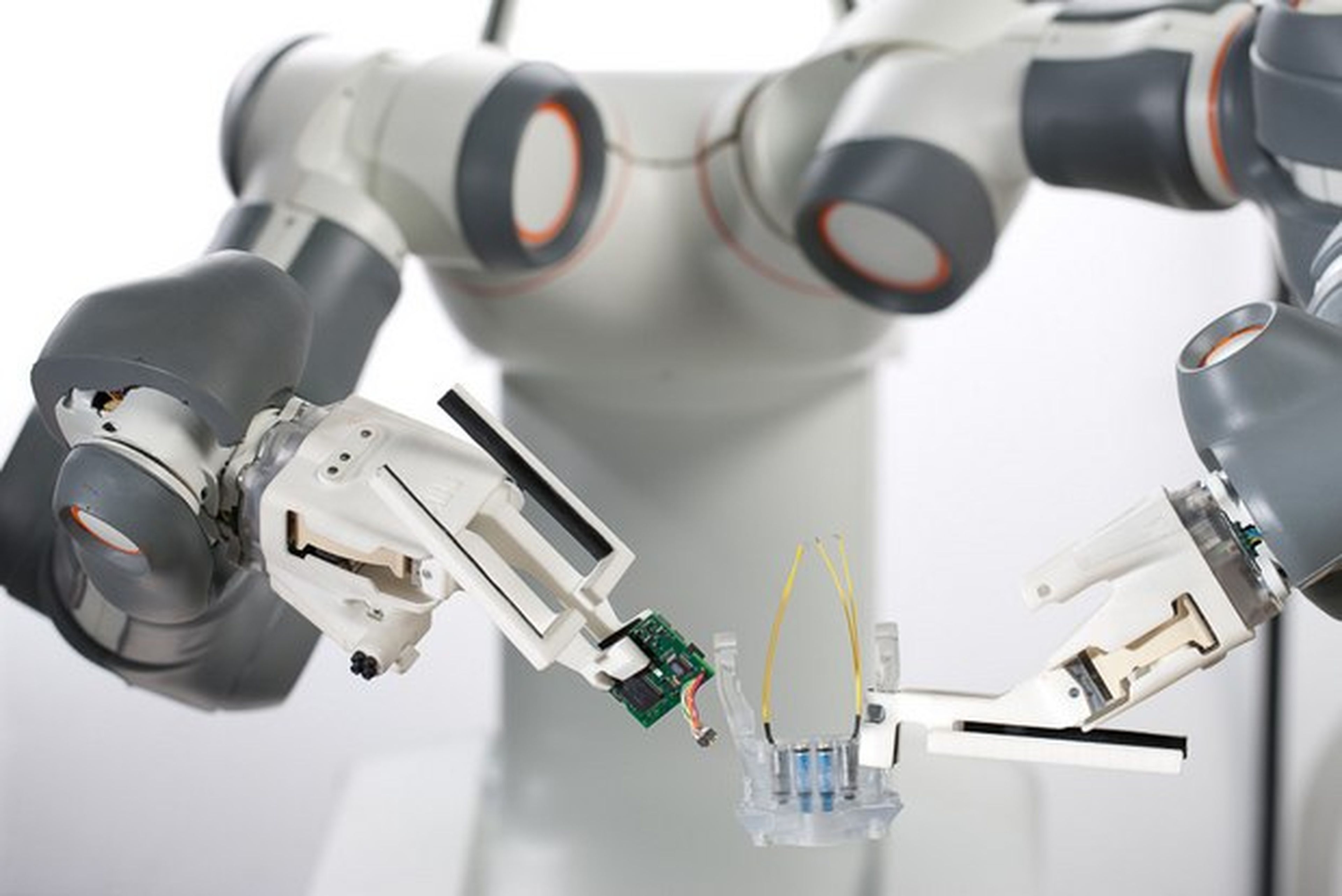 10.000 robots para fabricar el iPhone 6
