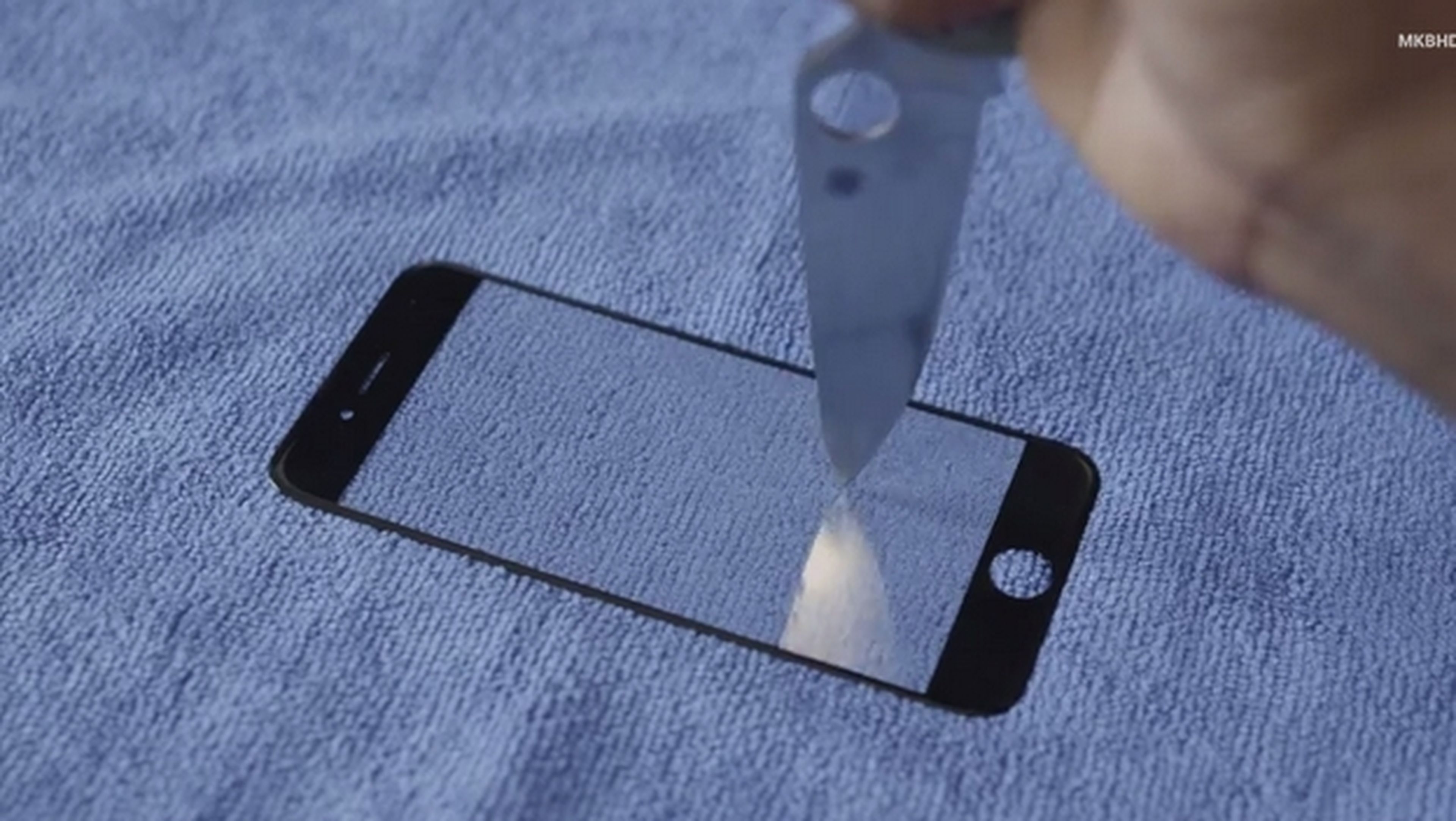La pantalla de zafiro del iPhone 6 es acuchillada, rasgada con unas llaves, pisoteada... Y aguanta sin un rasguño.