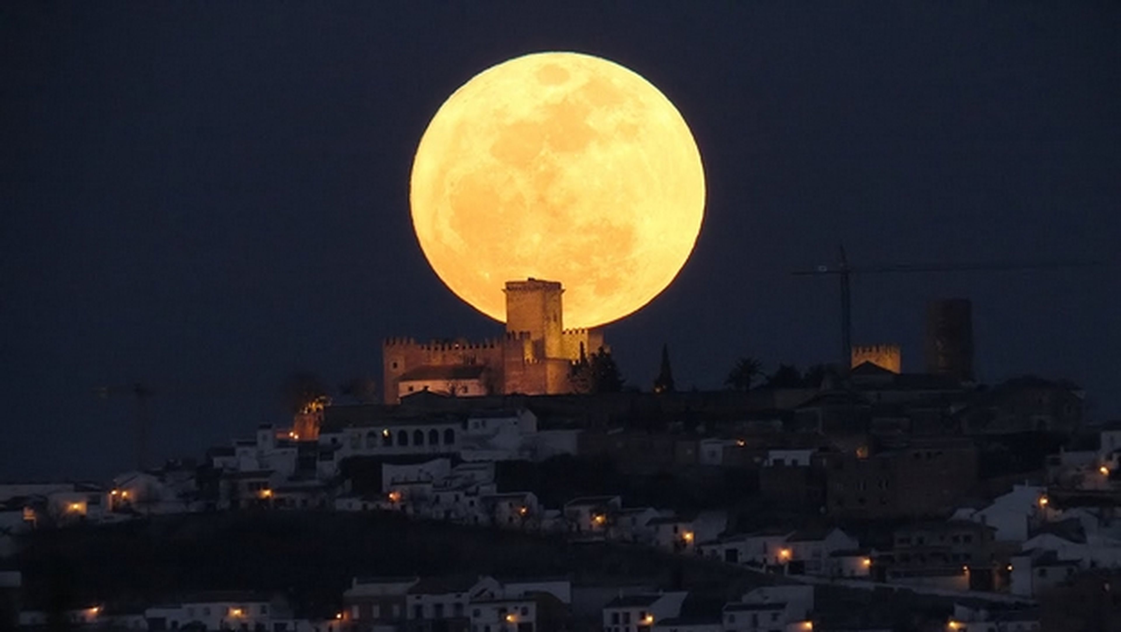 Llega la Superluna del 12 de julio. El mejor momento para fotografiar la Luna, más grande y luminosa.