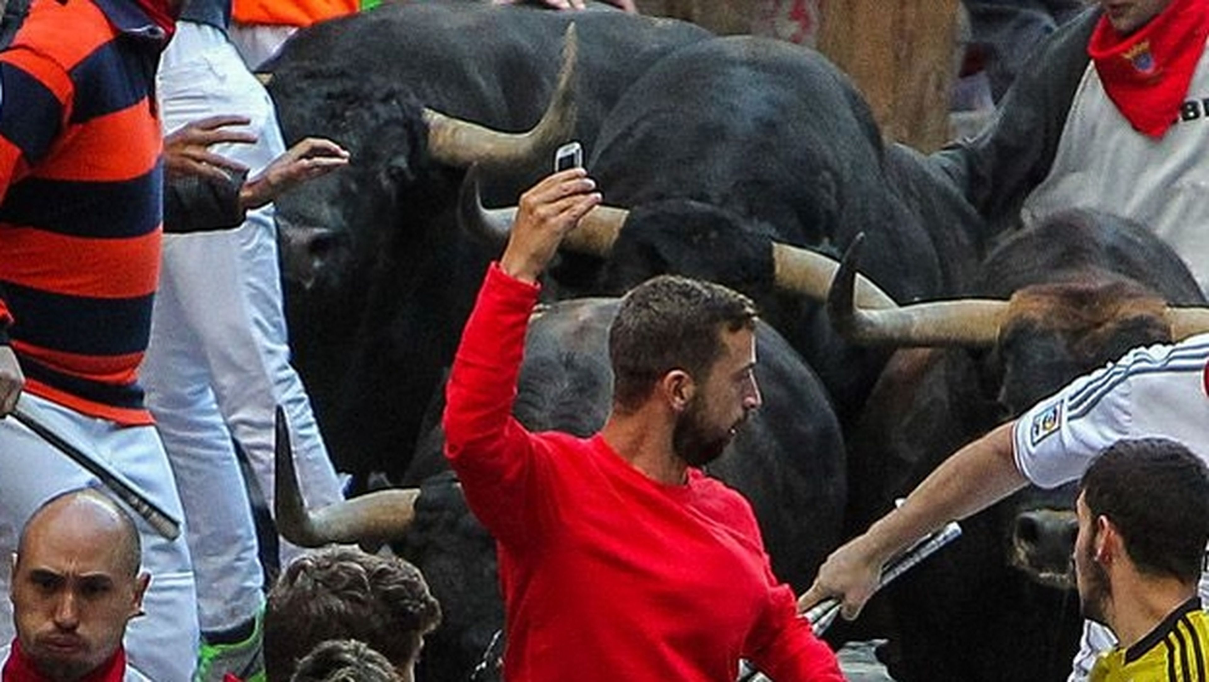 Selfies delante de los toros corriendo los Sanfermines: la nueva y peligrosa moda.