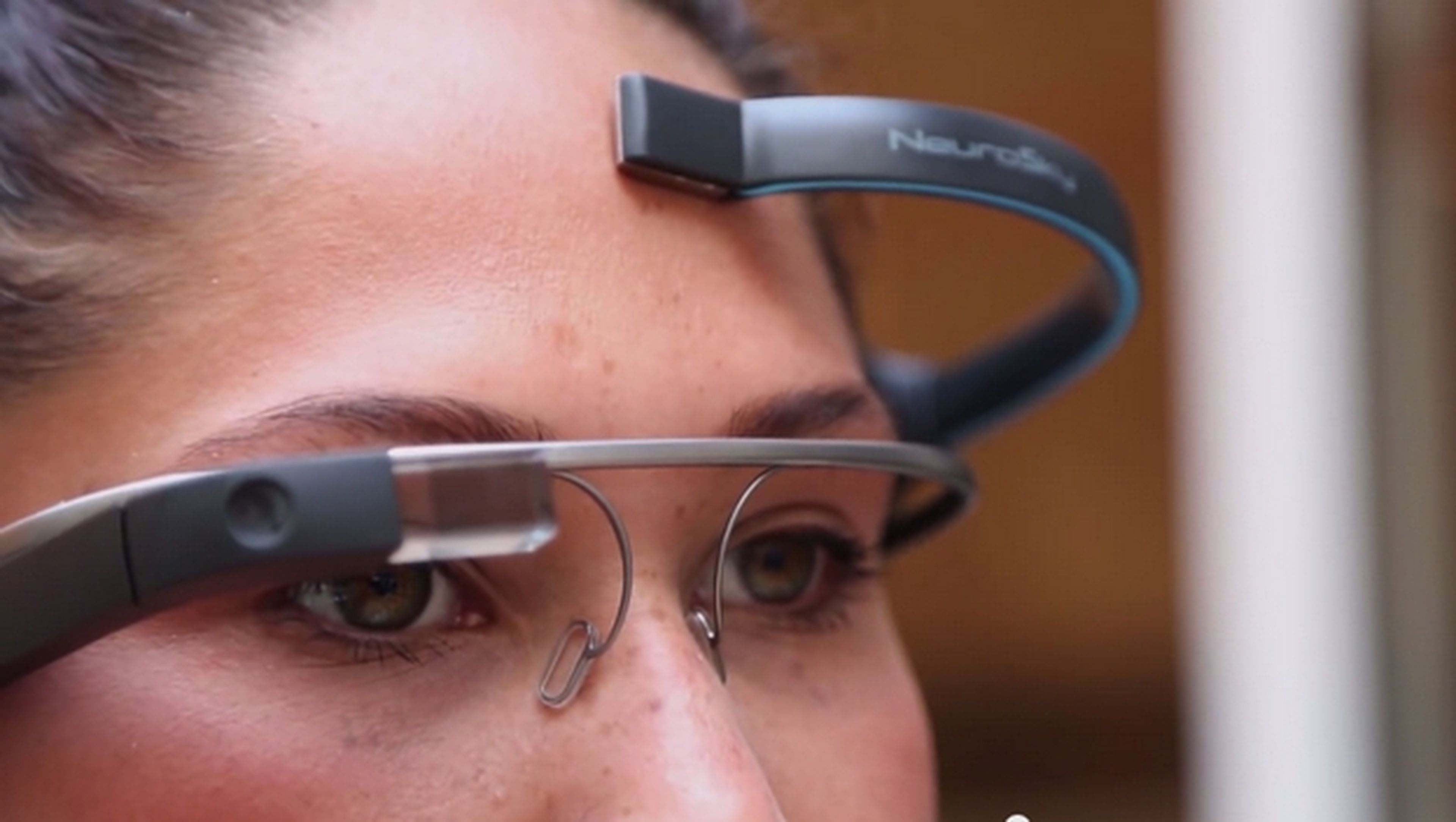 Un casco y la app MindRDR permite hacer fotos y tuitear con la mente, gracias a Google Glass.