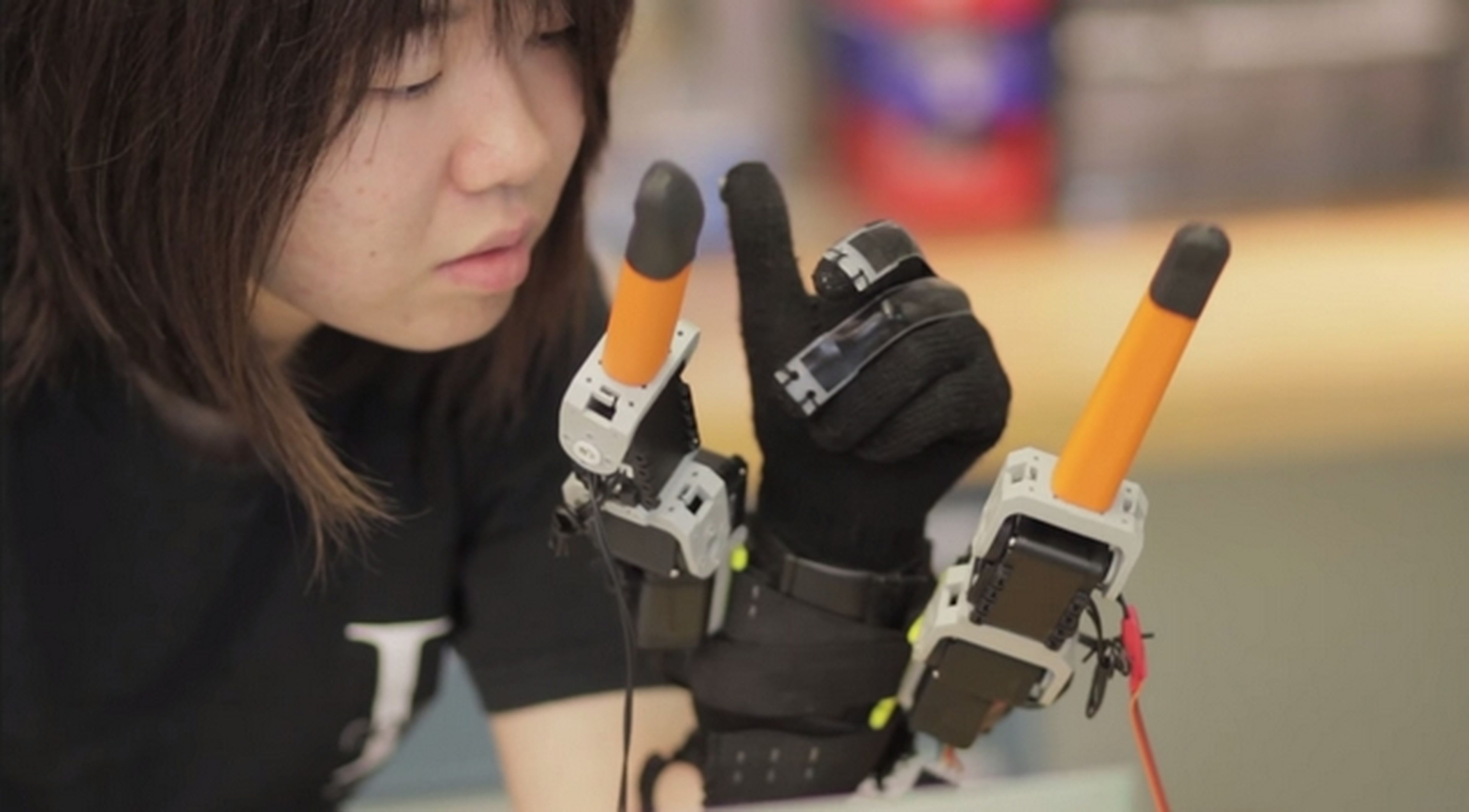 La mano del futuro: siete dedos, dos de ellos robóticos y wearables. Ayudará a las personas mayores y discapacitados.
