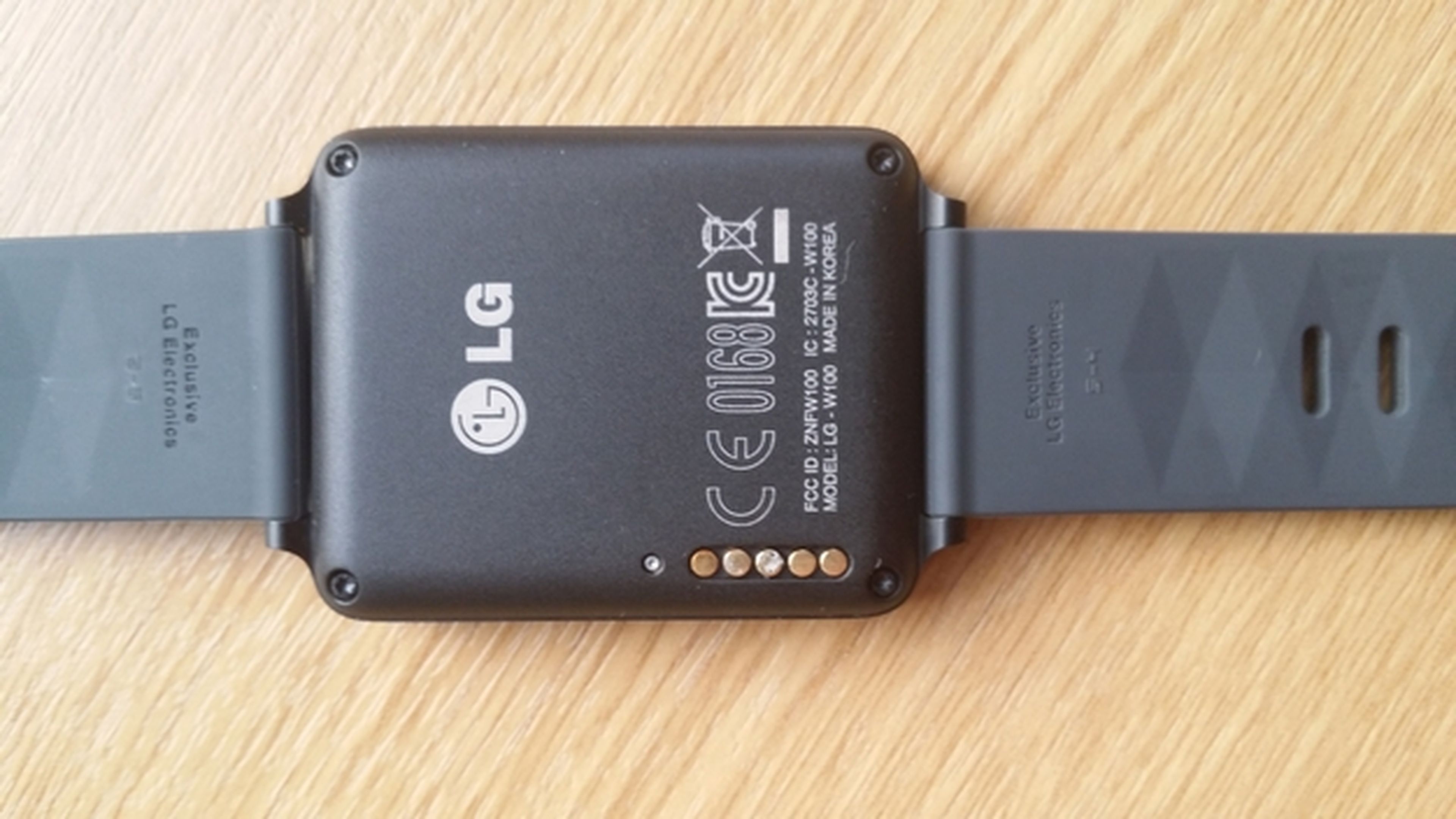 El smartwatch LG G Watch tiene un problema de corrosión en los conectores del cargador, que se corrige con una actualización.