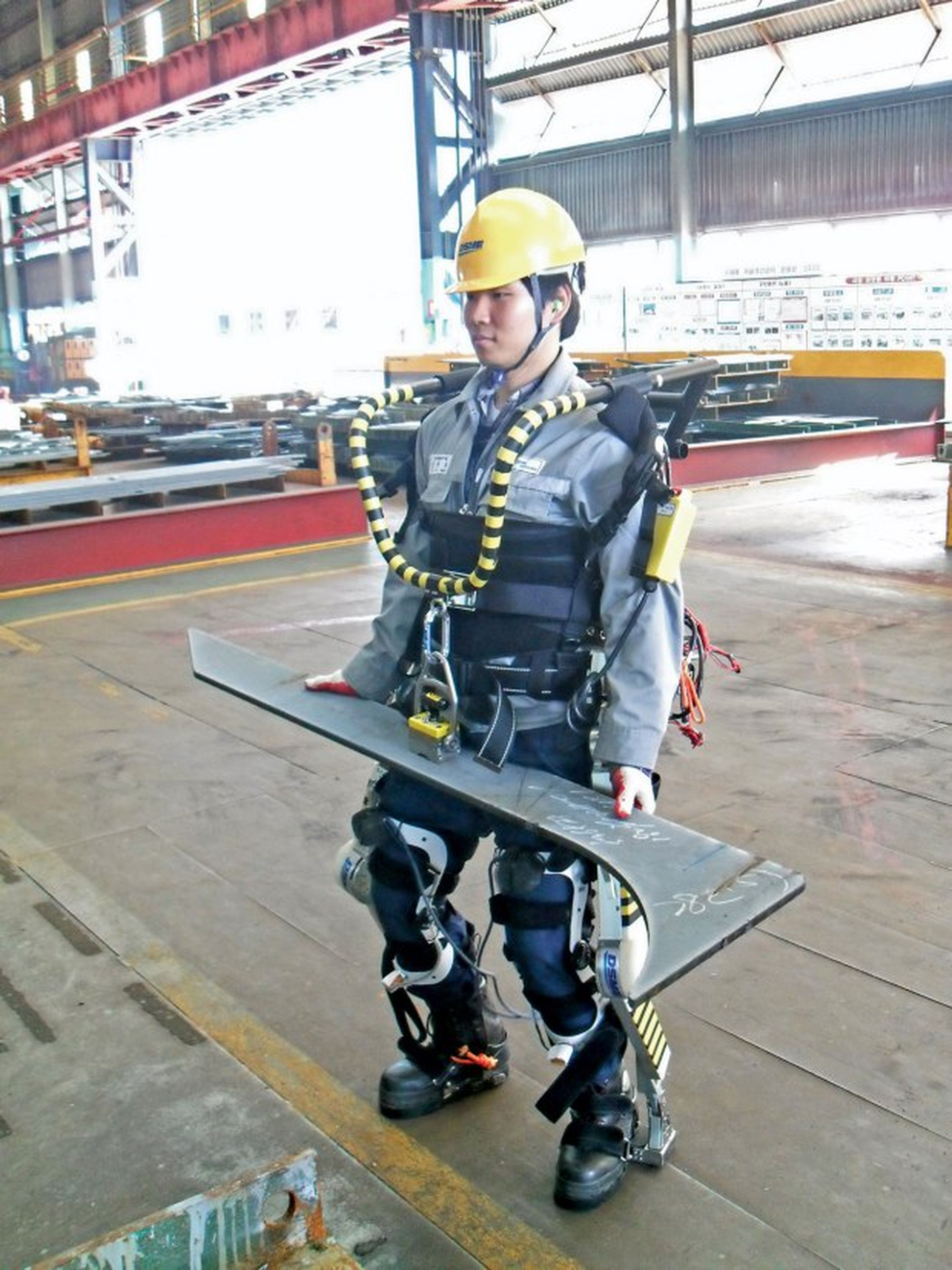 Exoesqueleto robótico ayuda trabajadores con cargas pesadas