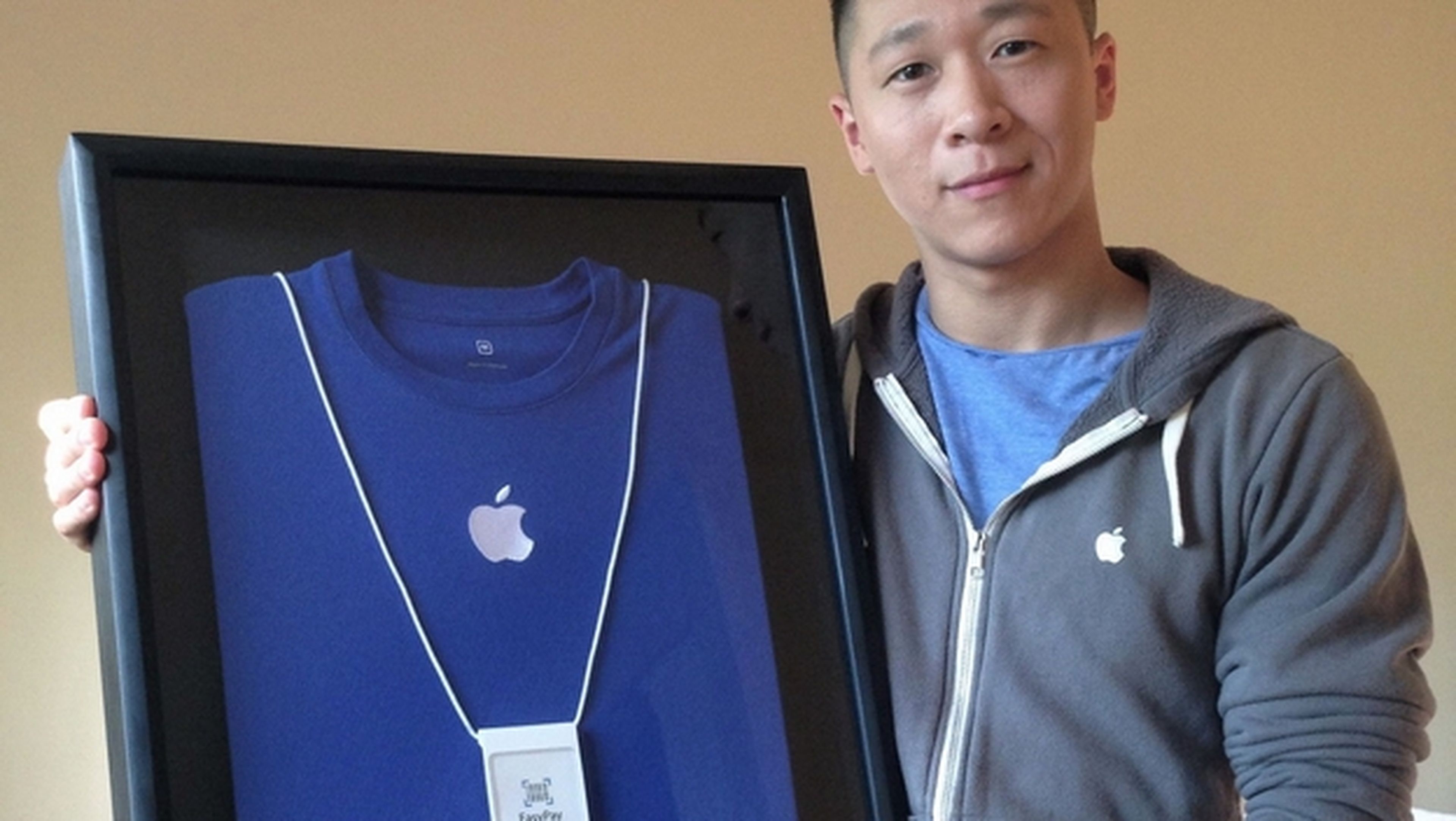Un trabajador de Apple llamado Sam Sung subasta su tarjeta de empleado para la caridad, por 6.000 dólares.