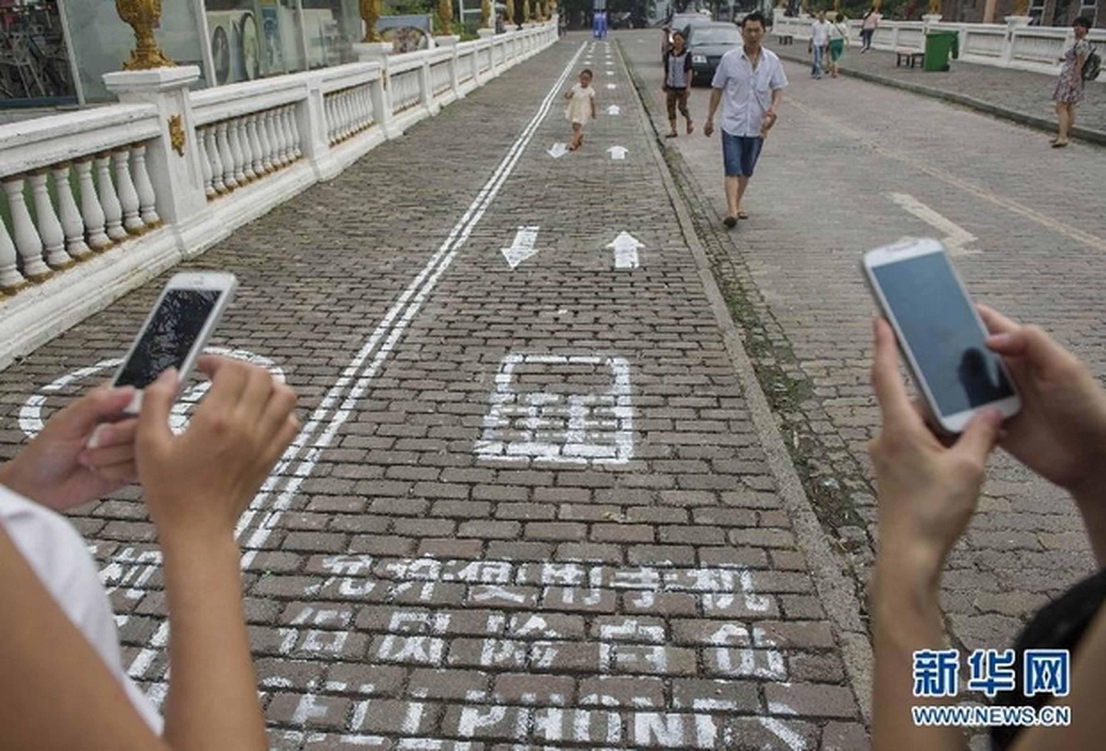 Carriles exclusivos para peatones con smartphone