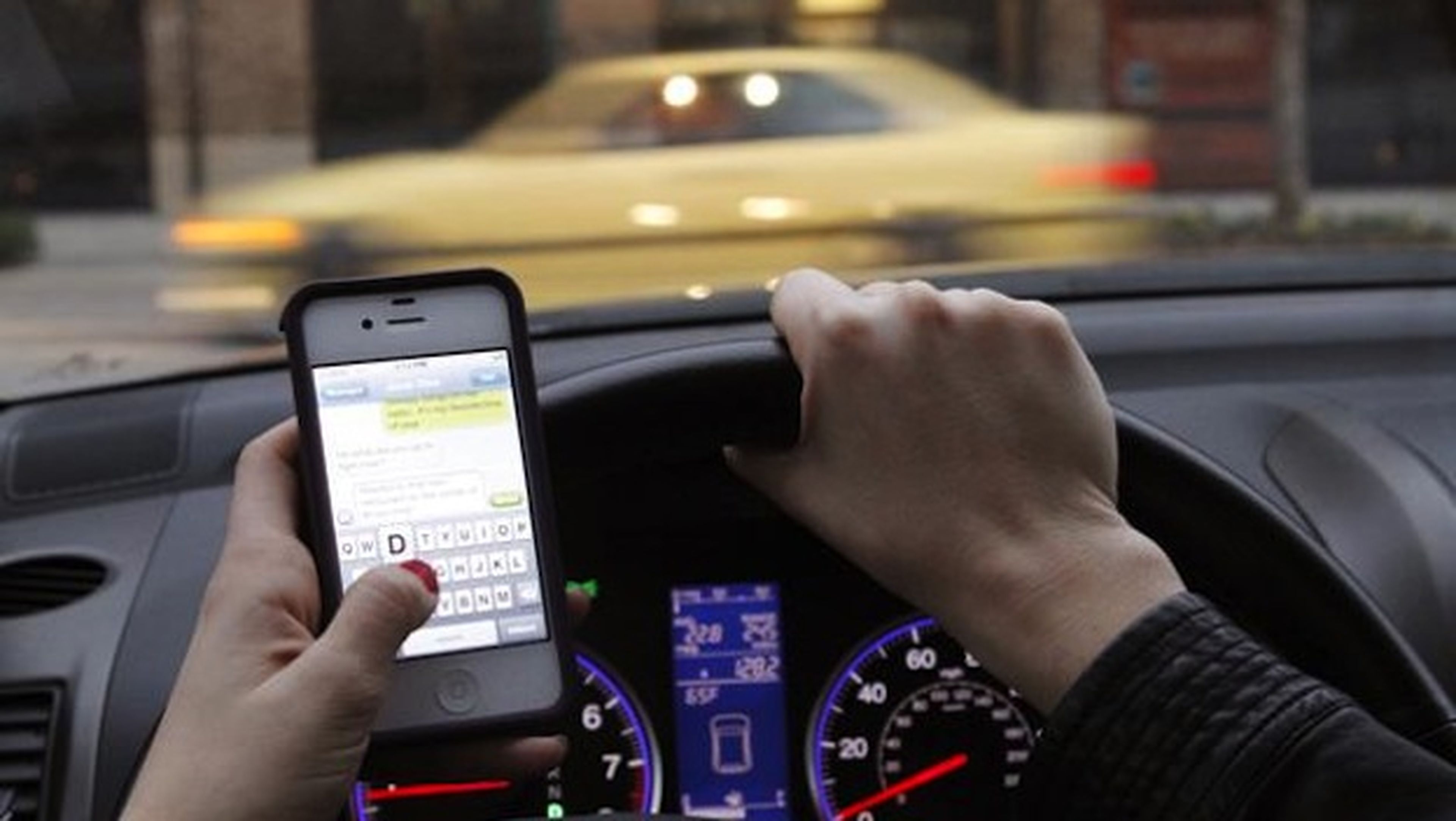 Nuevo radar de tráfico detecta si el conductor usa el móvil